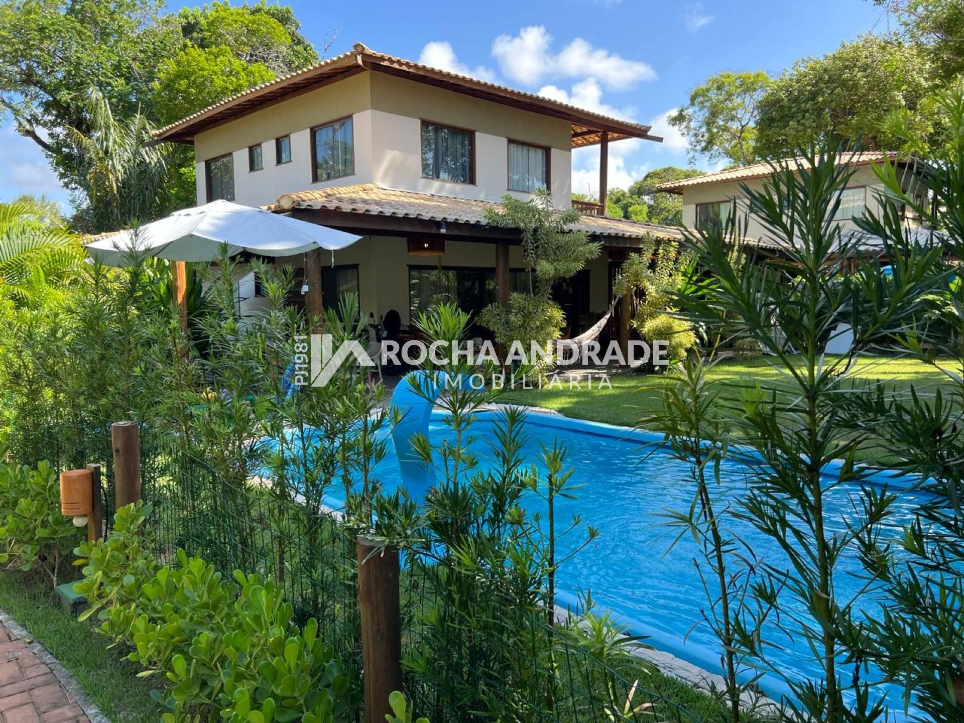 Cond. Alto da constância em Praia do Forte, Casa 4 suítes, piscina, 3 garagens e academia