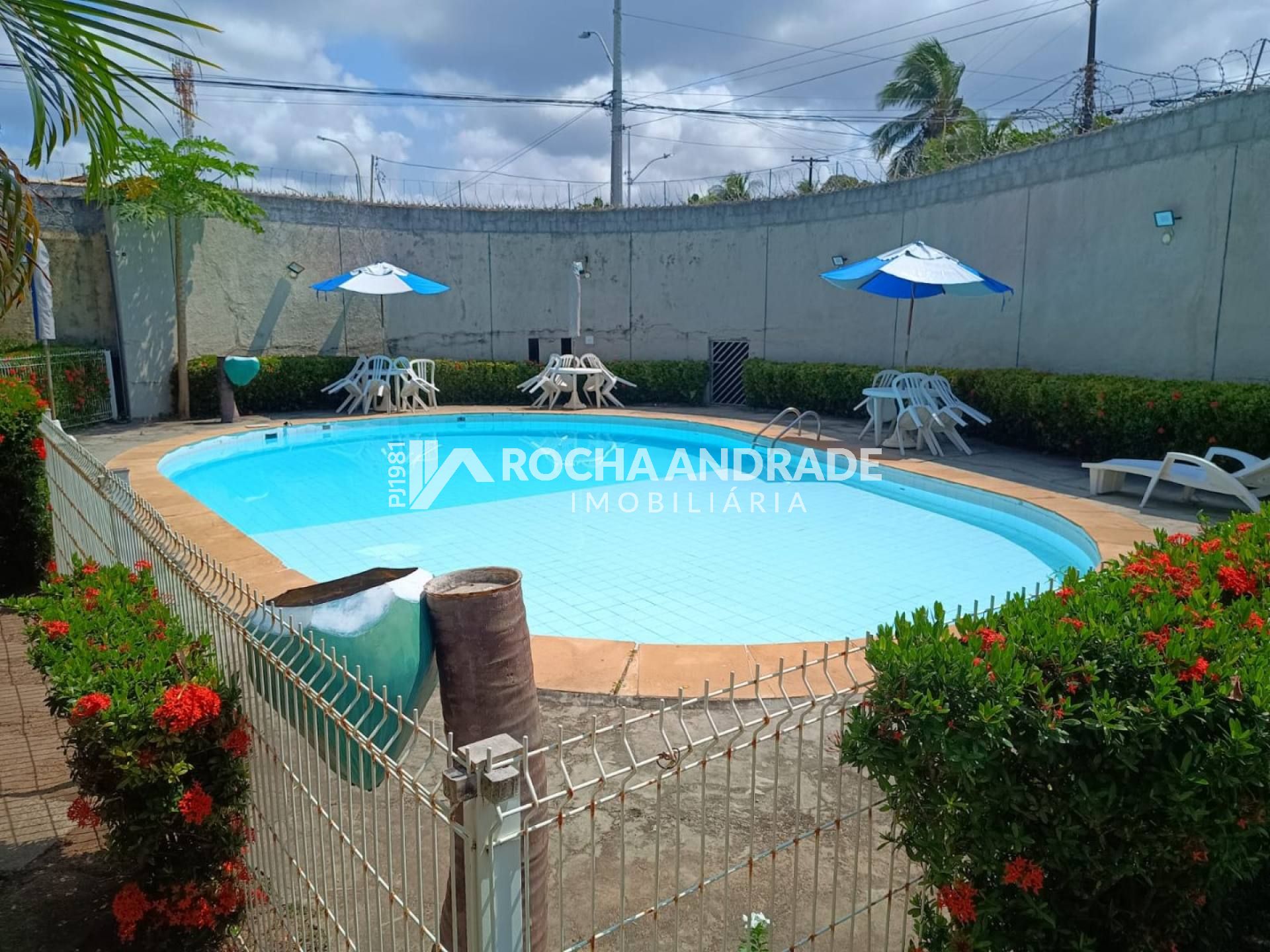 Casa tríplex em condomínio Para Vender com 3 quartos 1 suítes no bairro Itapuã em Salvador