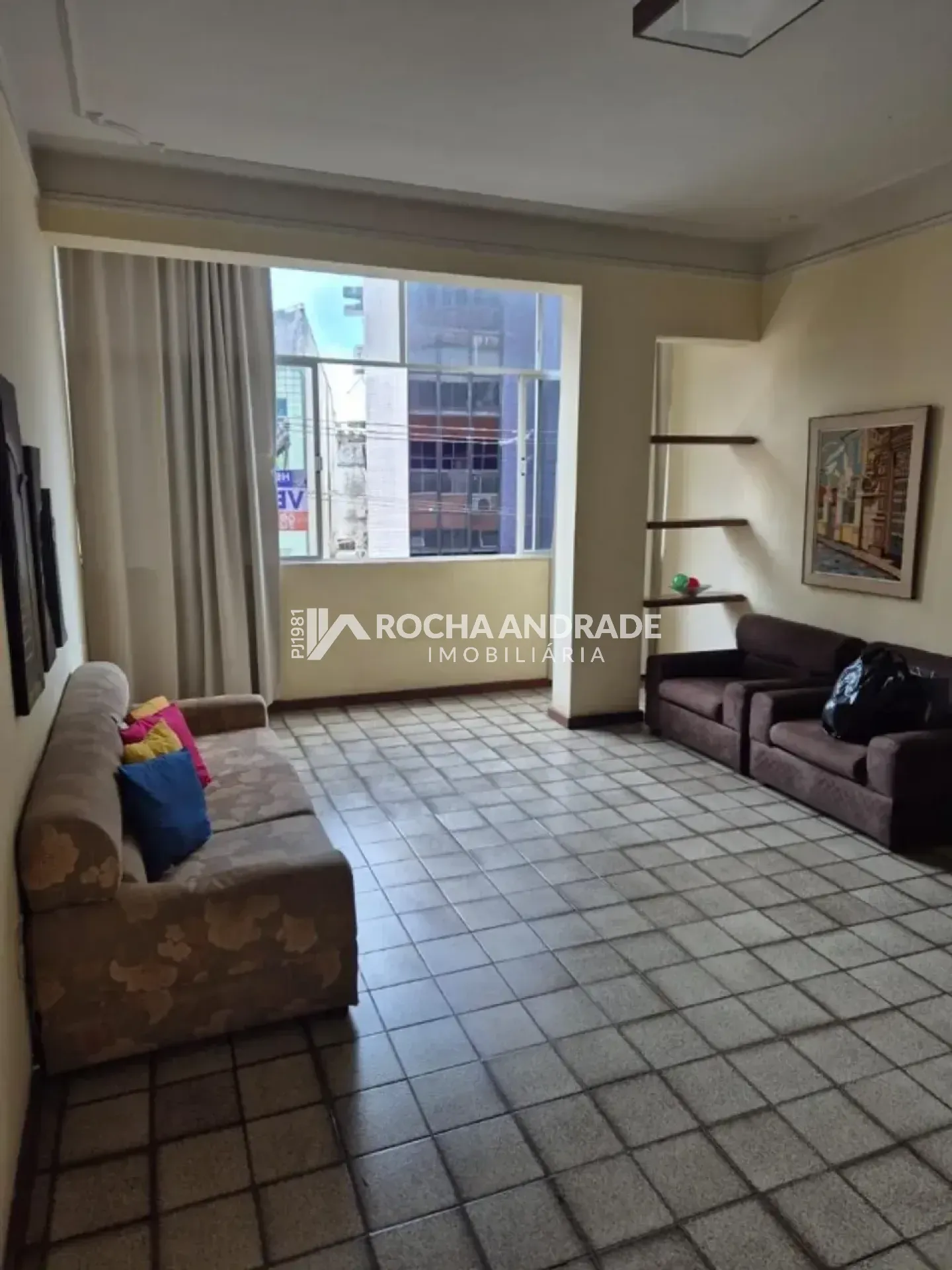 Apartamento Amplo na Barra – 3 Quartos + Dependência Completa | Próximo à Praia