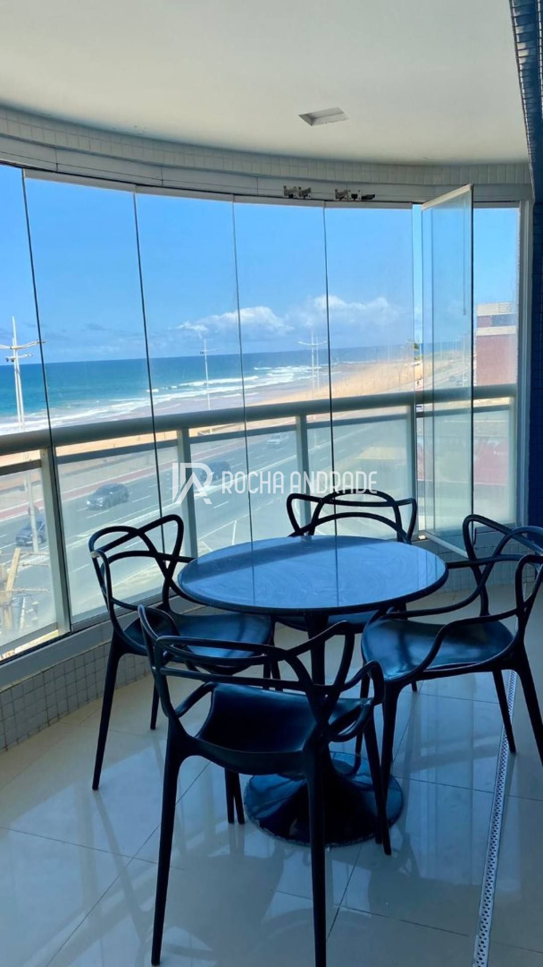 Apartamento Venda Armação, 1 quarto, a passos do mar.