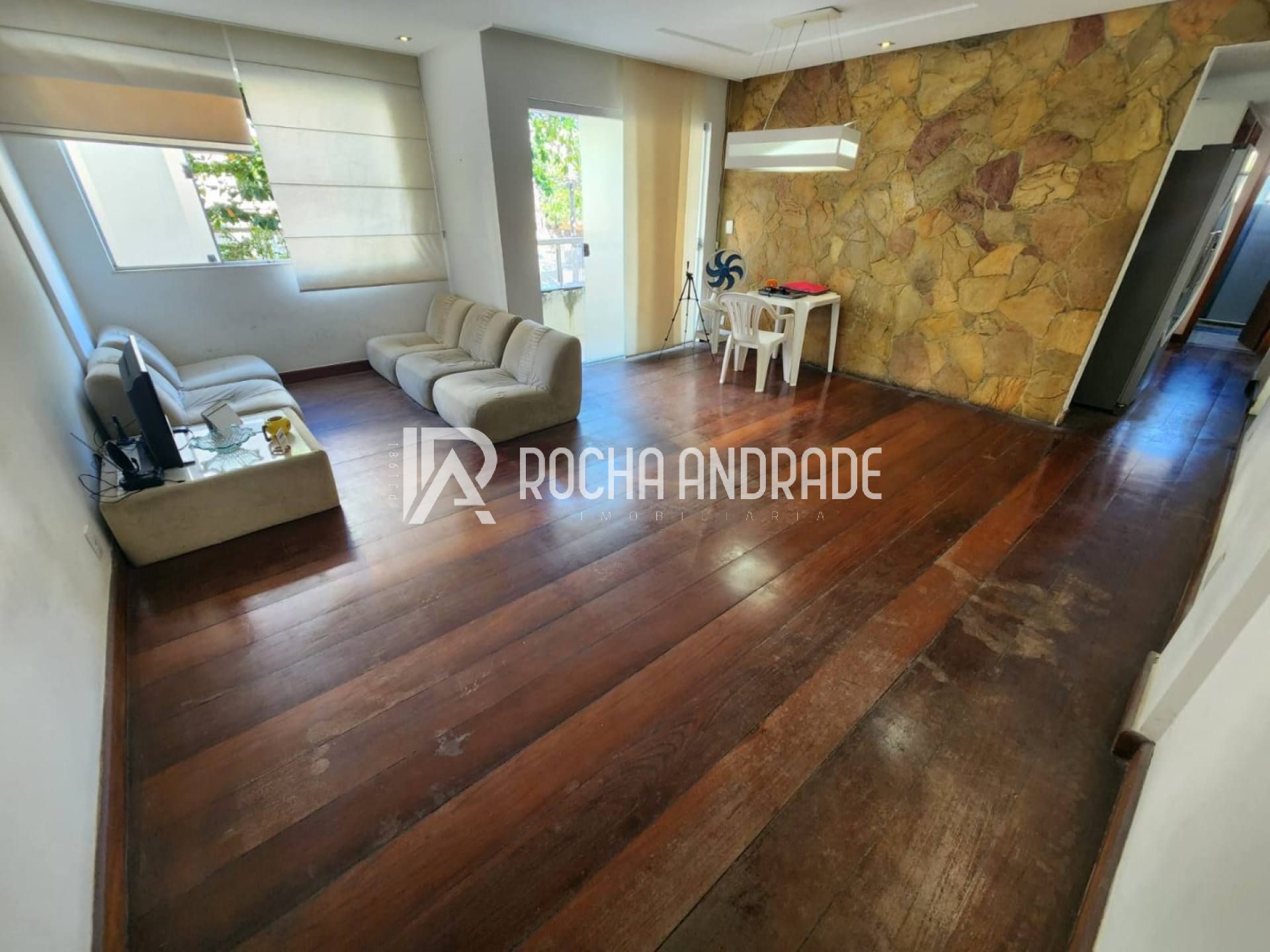Apartamento amplo bem localizado