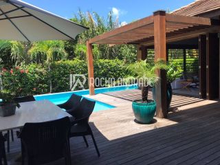Casa à venda em Praia do Forte | 5 suítes e piscina privativa