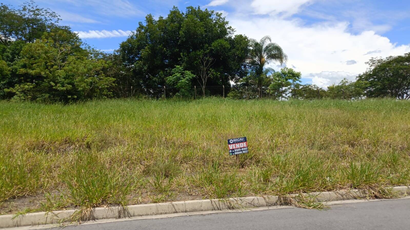 Oportunidade única para construir seu lar em um local tranquilo e seguro!