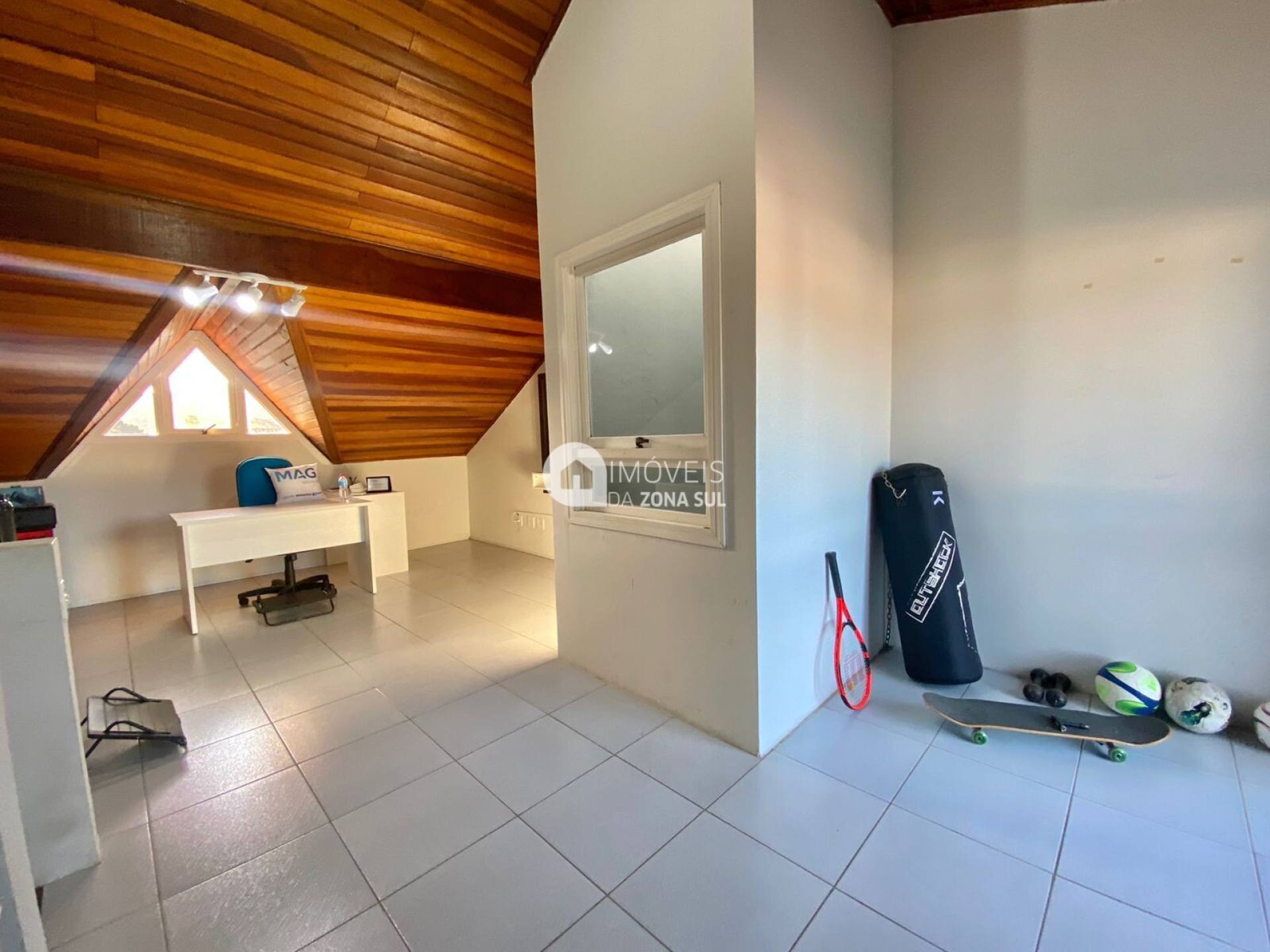 Casa para Vender com 2 vagas de garagem com 3 quartos 2 banheiros 1 suíte no bairro Hípica em Porto Alegre/RS