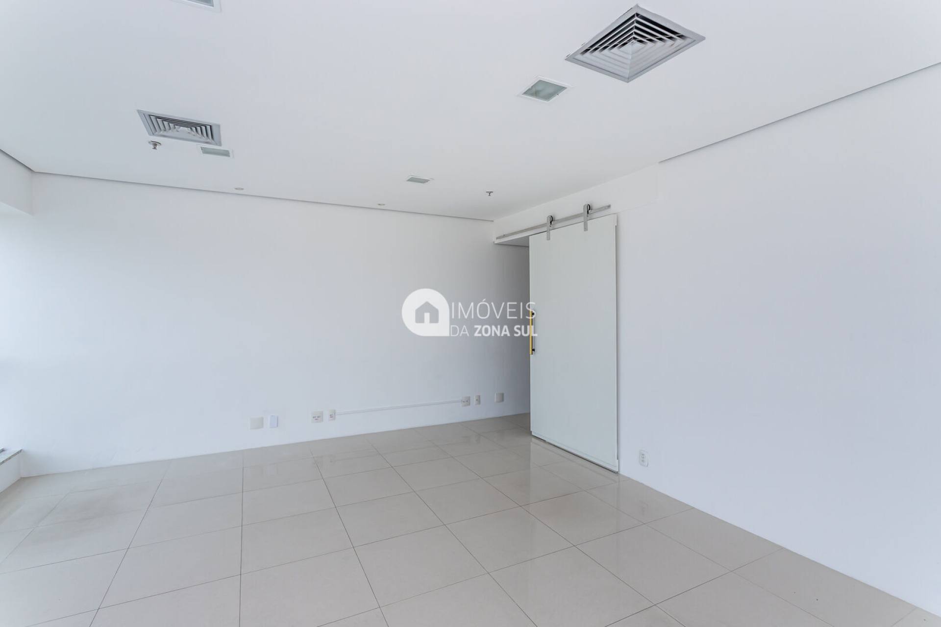 Ótima Sala Comercial no empreendimento Cristal Tower