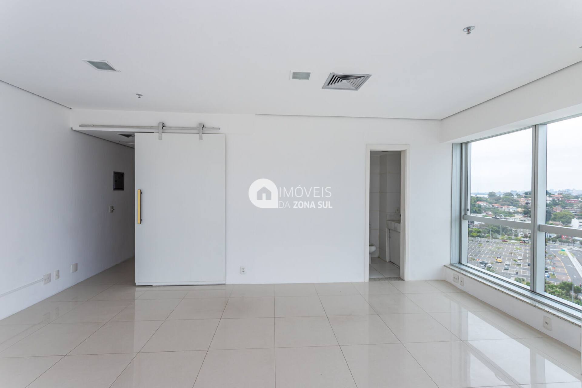 Ótima Sala Comercial no empreendimento Cristal Tower