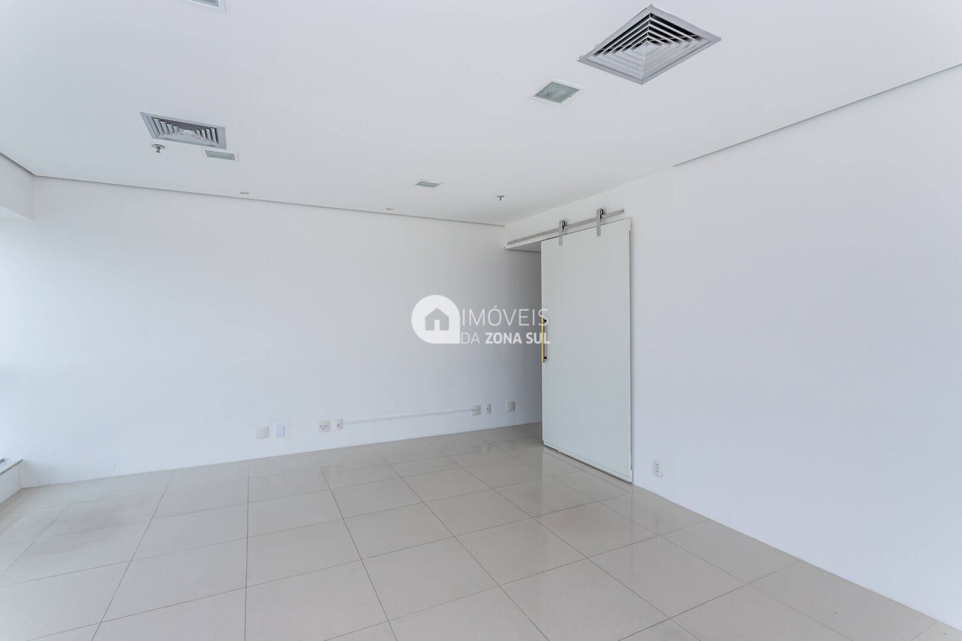 Ótima Sala Comercial no empreendimento Cristal Tower