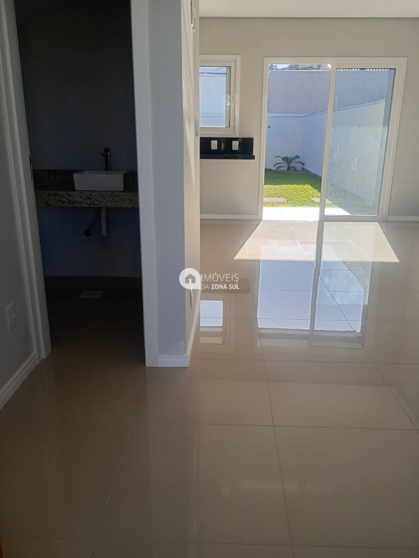 Casa para Vender com 2 vagas de garagem com 3 quartos 2 banheiros 1 suíte no bairro Aberta dos Morros em Porto Alegre/RS