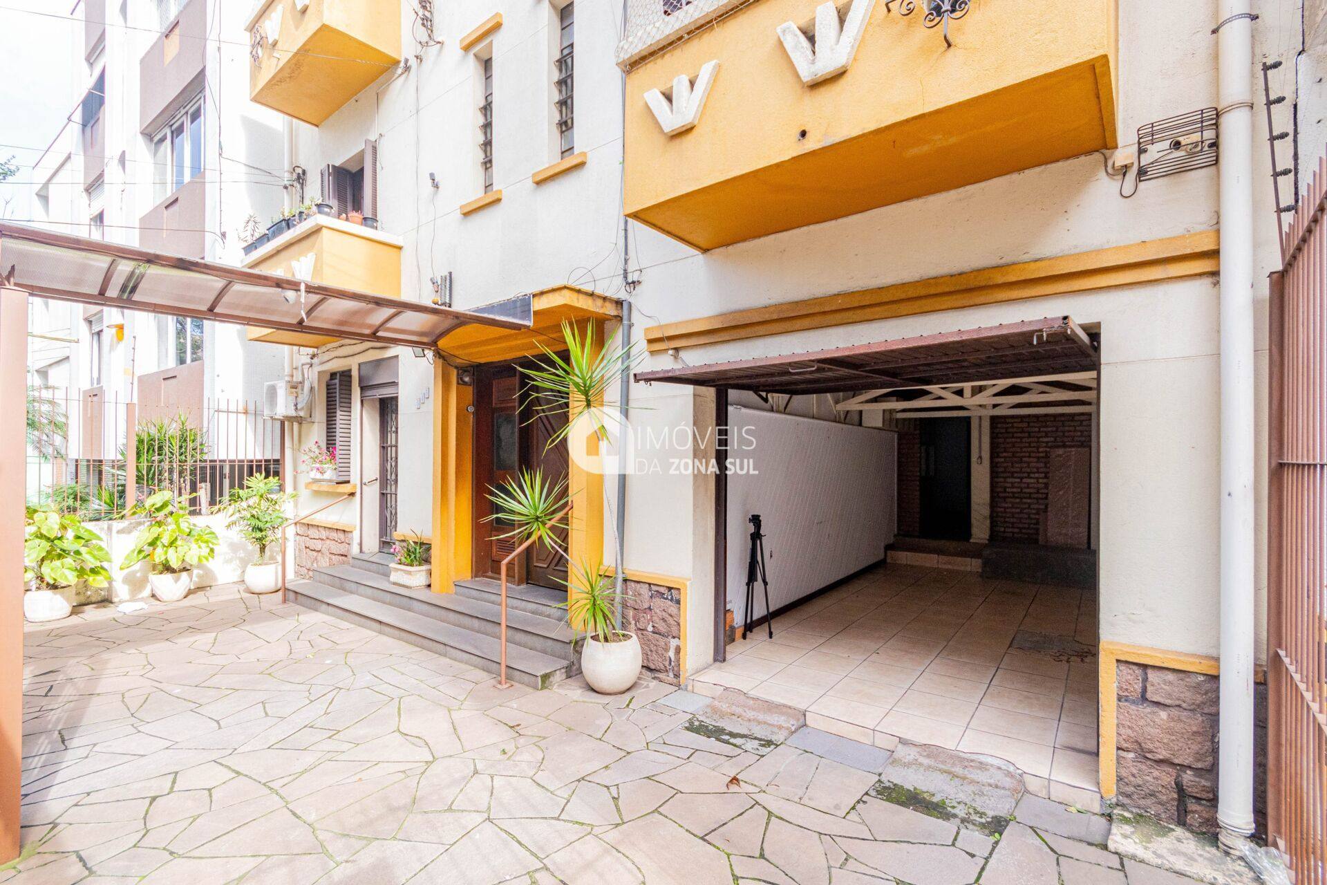 Apartamento 2D com suíte e garagem coberta no Bom Fim
