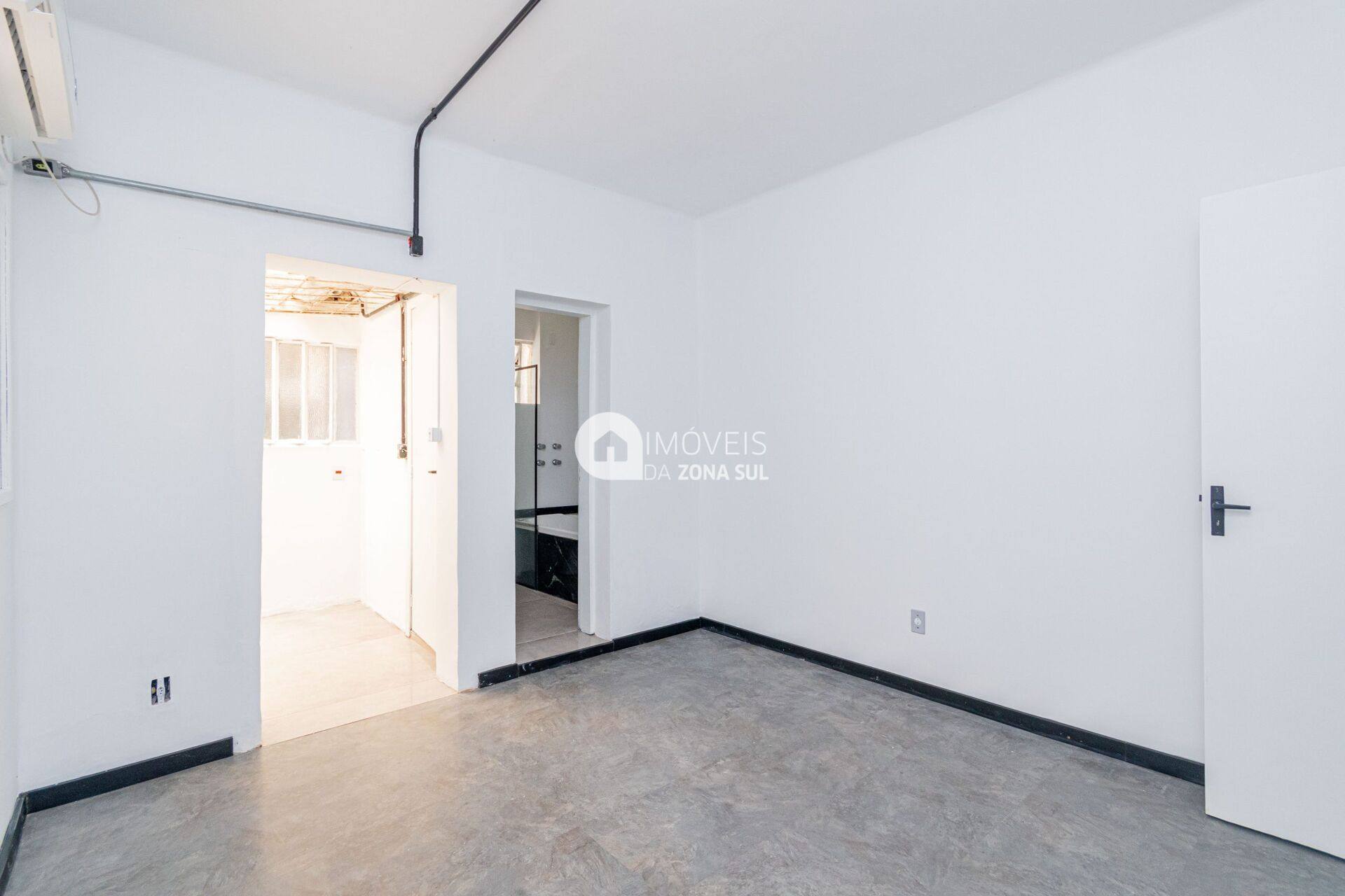 Apartamento 2D com suíte e garagem coberta no Bom Fim