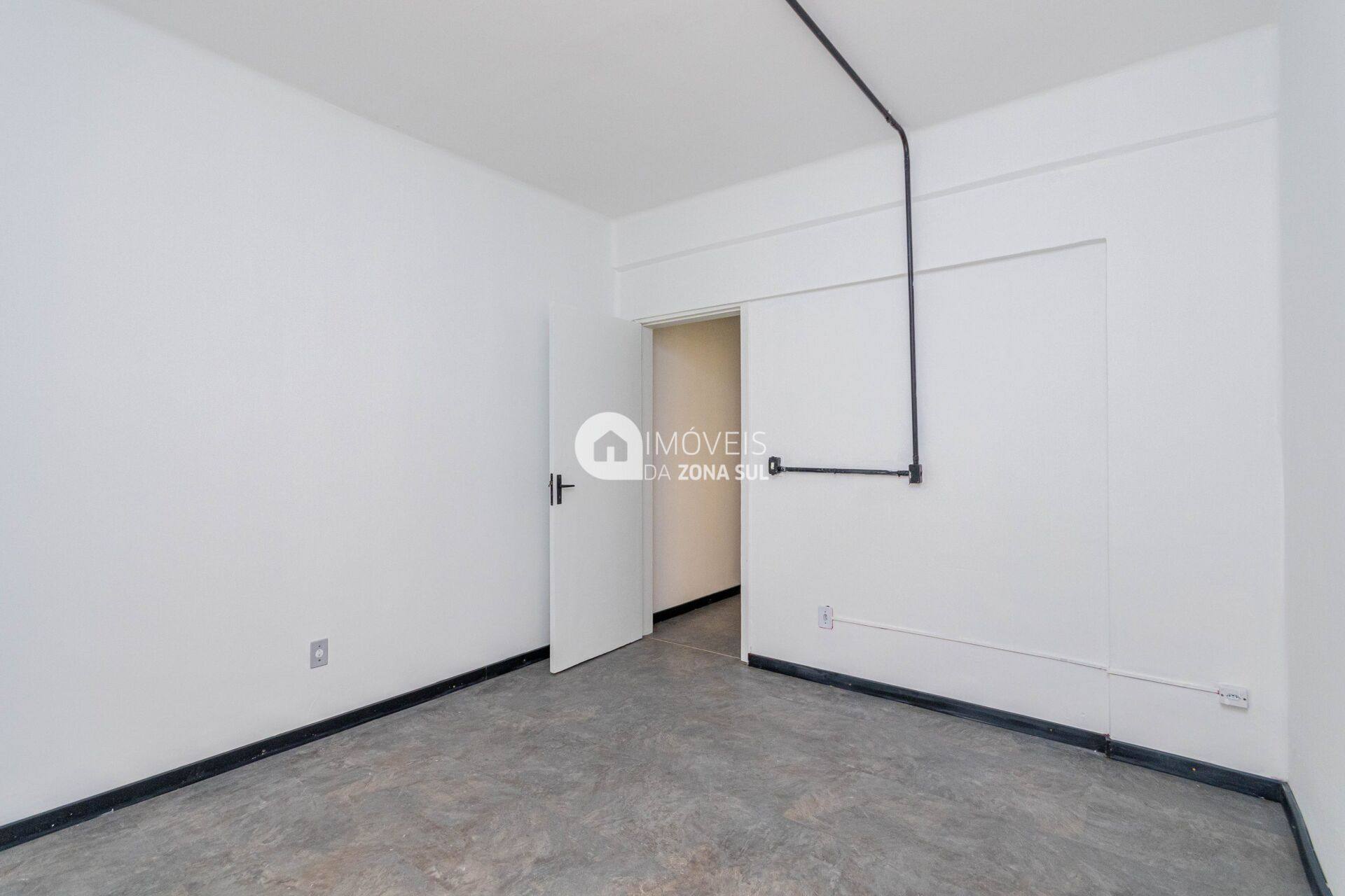 Apartamento 2D com suíte e garagem coberta no Bom Fim