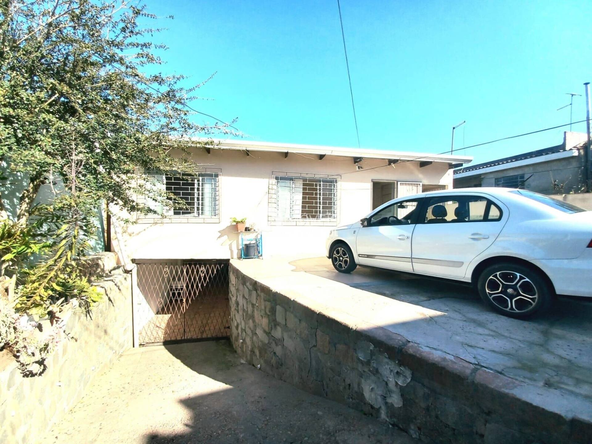 Casa para Vender com 2 vagas de garagem com 2 quartos 2 banheiros no bairro Lomba do Pinheiro em Porto Alegre/RS