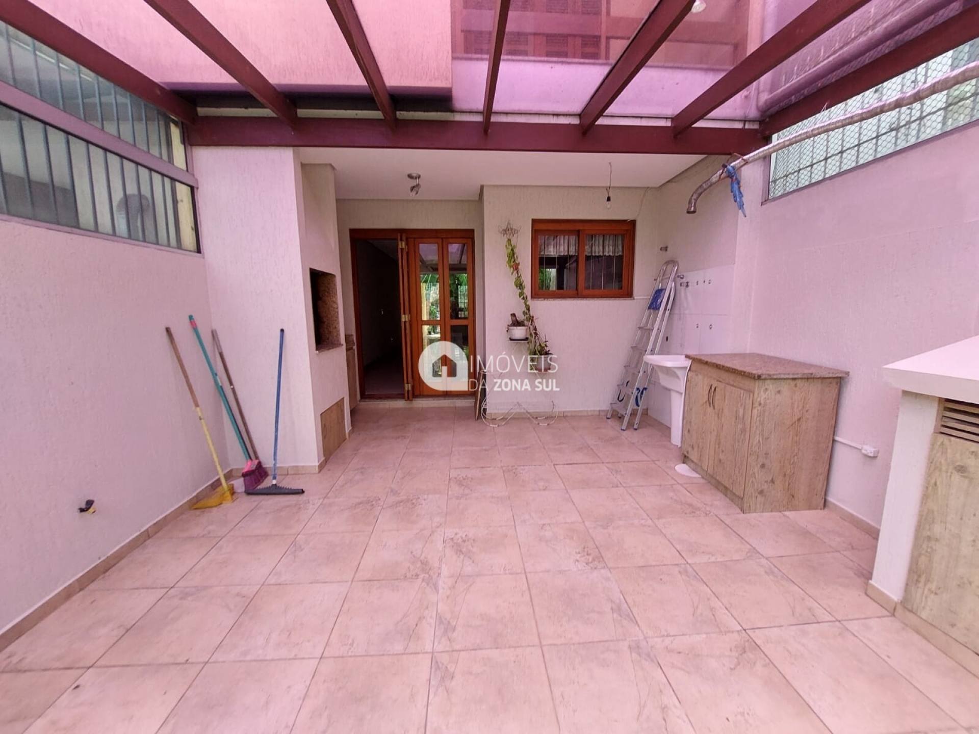 Casa para Vender com 2 vagas de garagem com 3 quartos 2 banheiros 2 suítes no bairro Ipanema em Porto Alegre/RS