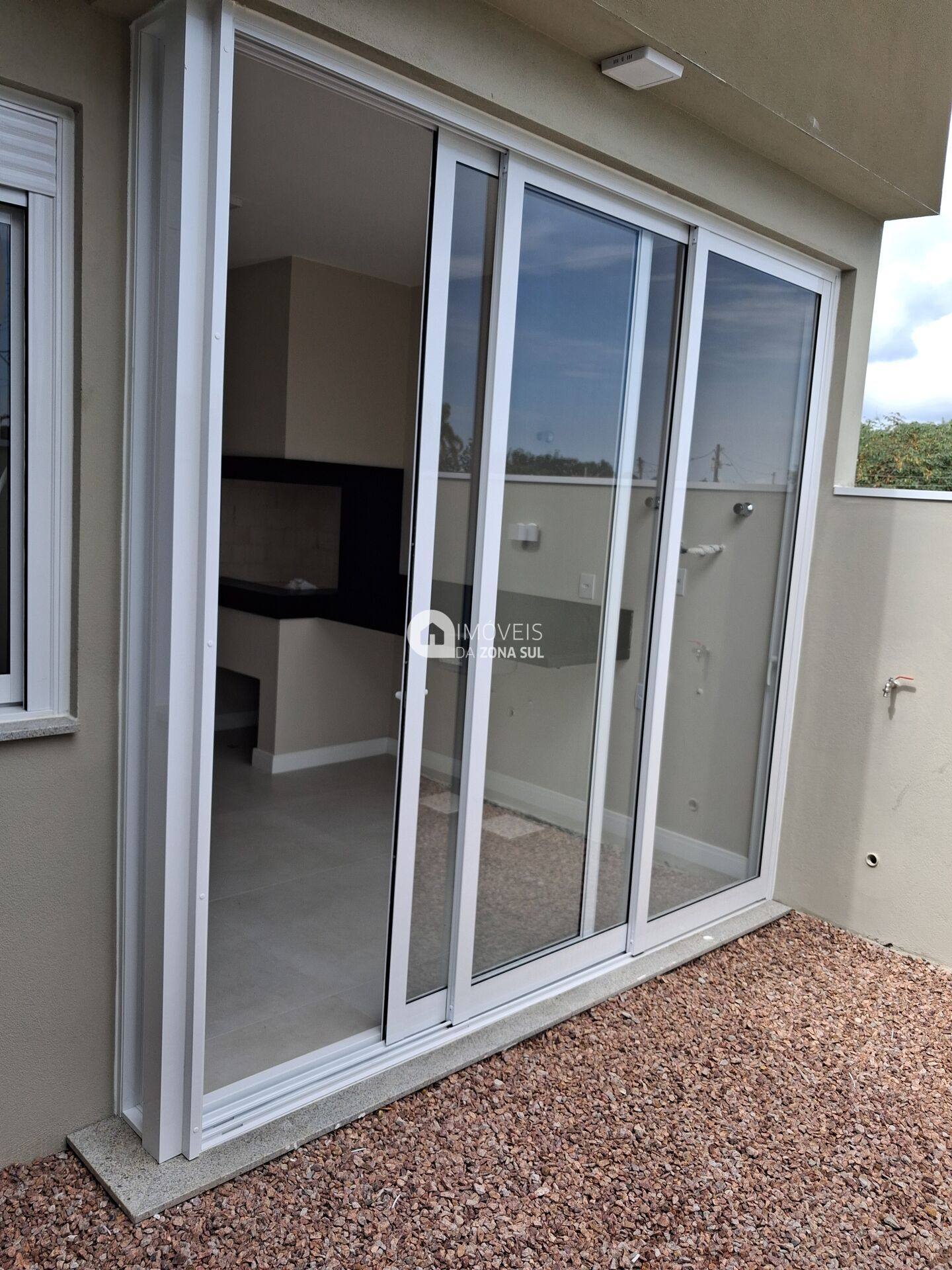 Casa para Vender com 3 vagas de garagem com 3 quartos 2 banheiros 1 suíte no bairro Hípica em Porto Alegre/RS