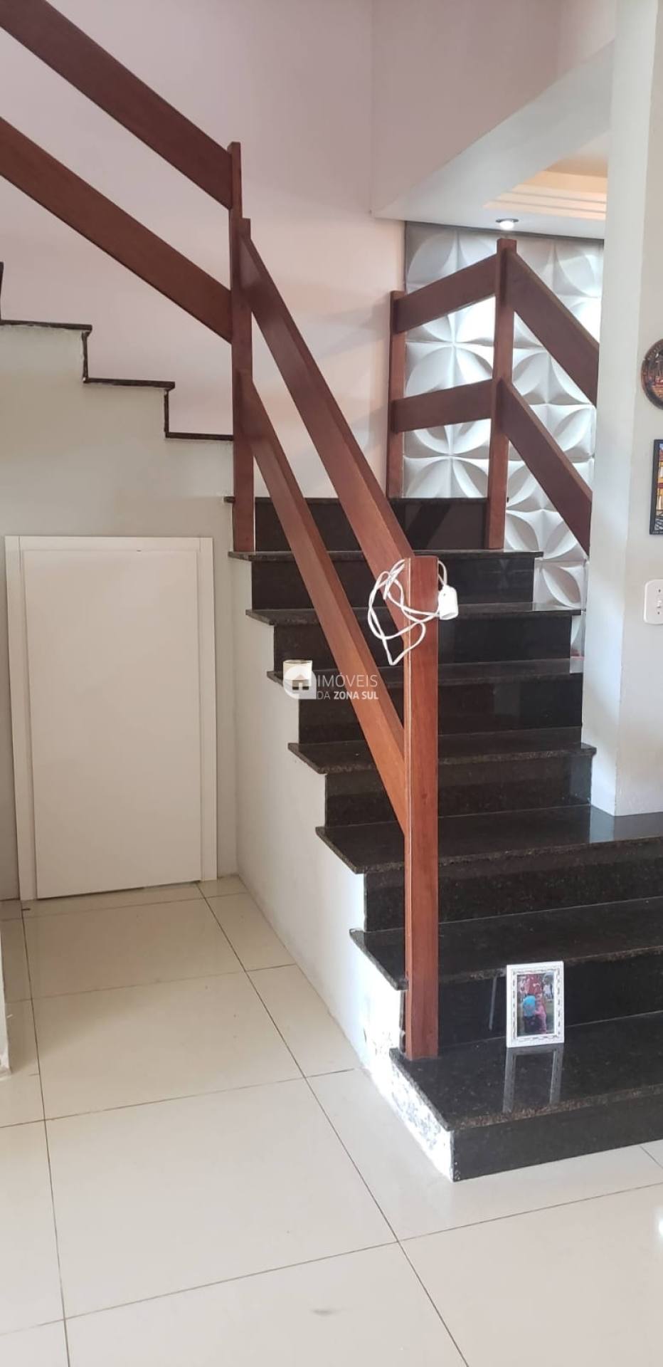 Casa para Vender com 1 vaga de garagem com 2 quartos 3 banheiros 2 suítes no bairro Vila Nova em Porto Alegre/RS