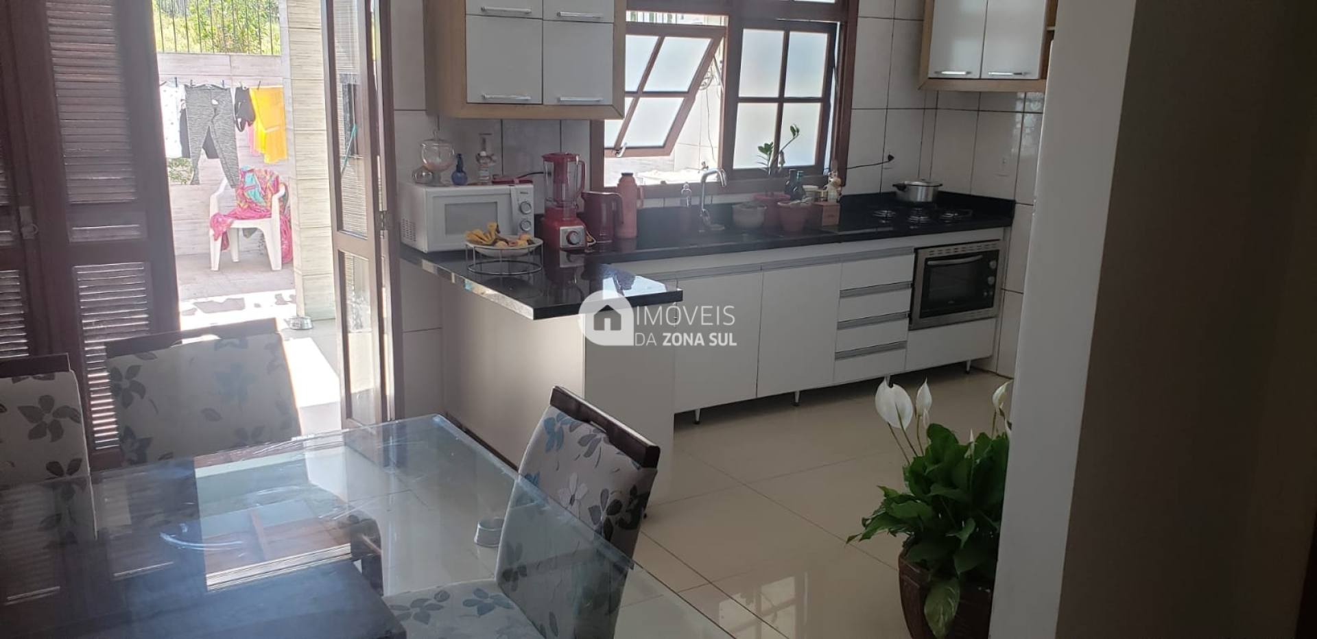 Casa para Vender com 1 vaga de garagem com 2 quartos 3 banheiros 2 suítes no bairro Vila Nova em Porto Alegre/RS