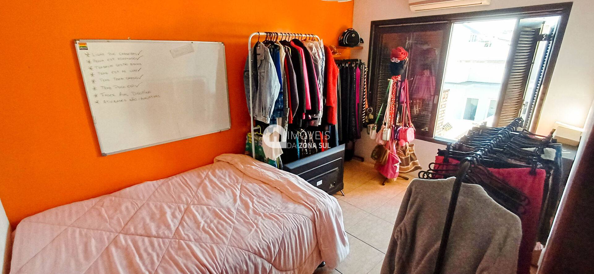 Ótimo Sobrado de 3 Dormitórios no bairro Hípica