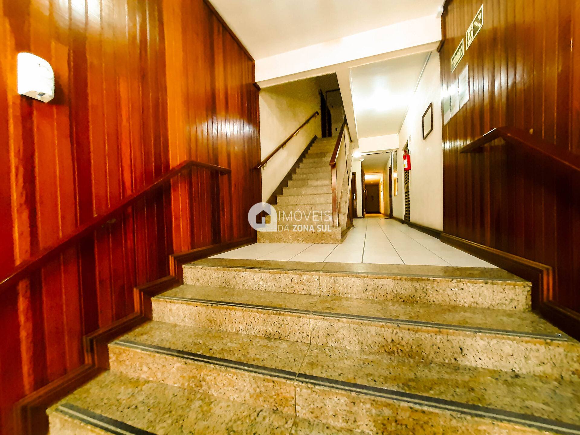 Ótimo apartamento de 2 dormitórios semimobiliado, mais Dependência!