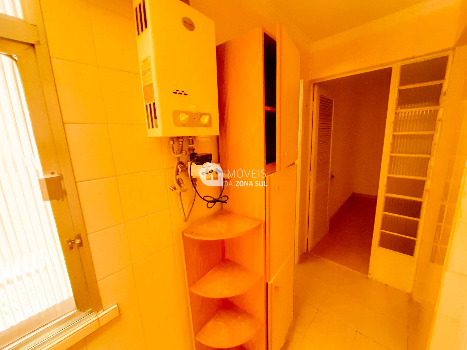 Ótimo apartamento de 2 dormitórios semimobiliado, mais Dependência!