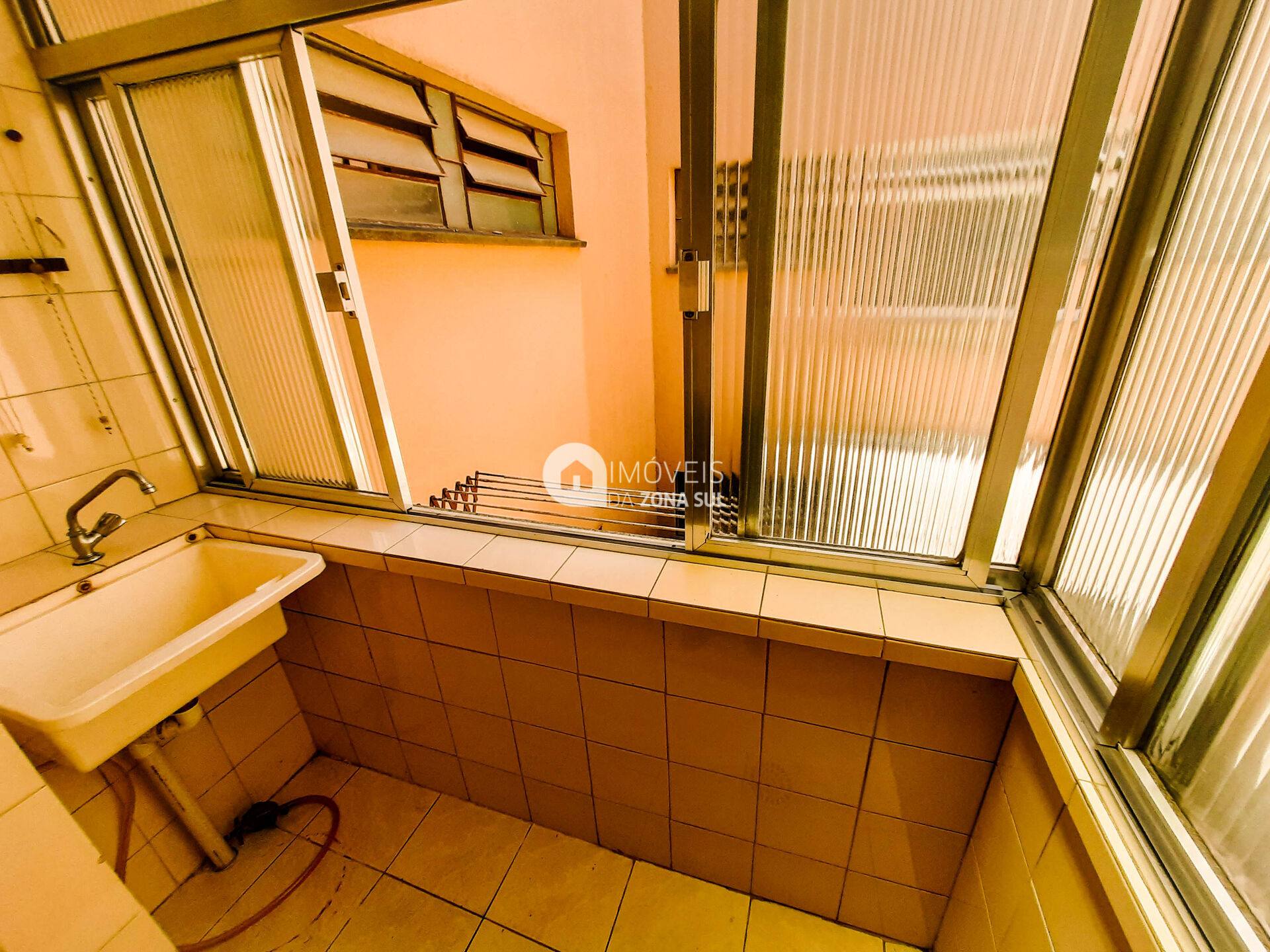 Ótimo apartamento de 2 dormitórios semimobiliado, mais Dependência!