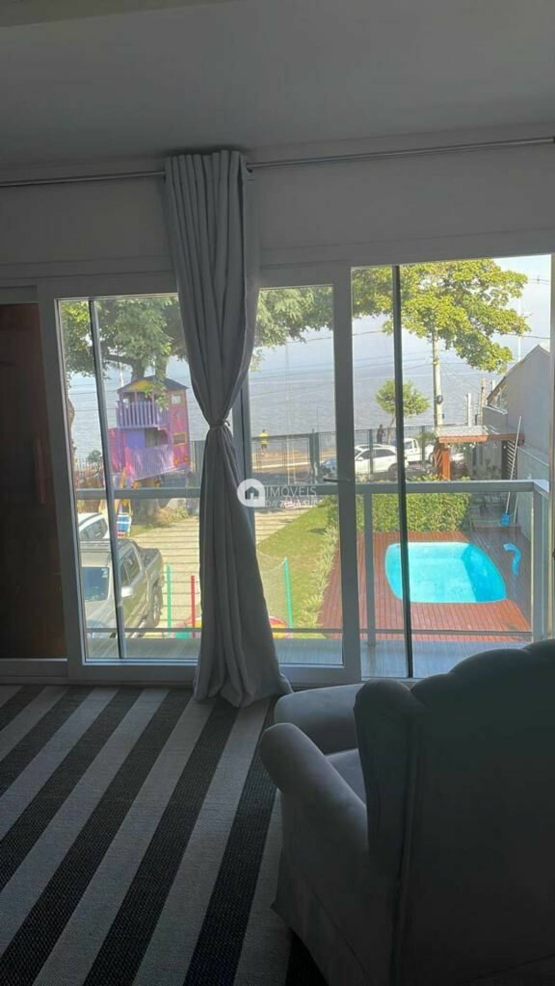 Casa para Vender com 10 vagas de garagem com 4 quartos 6 banheiros 4 suítes no bairro Guarujá em Porto Alegre/RS