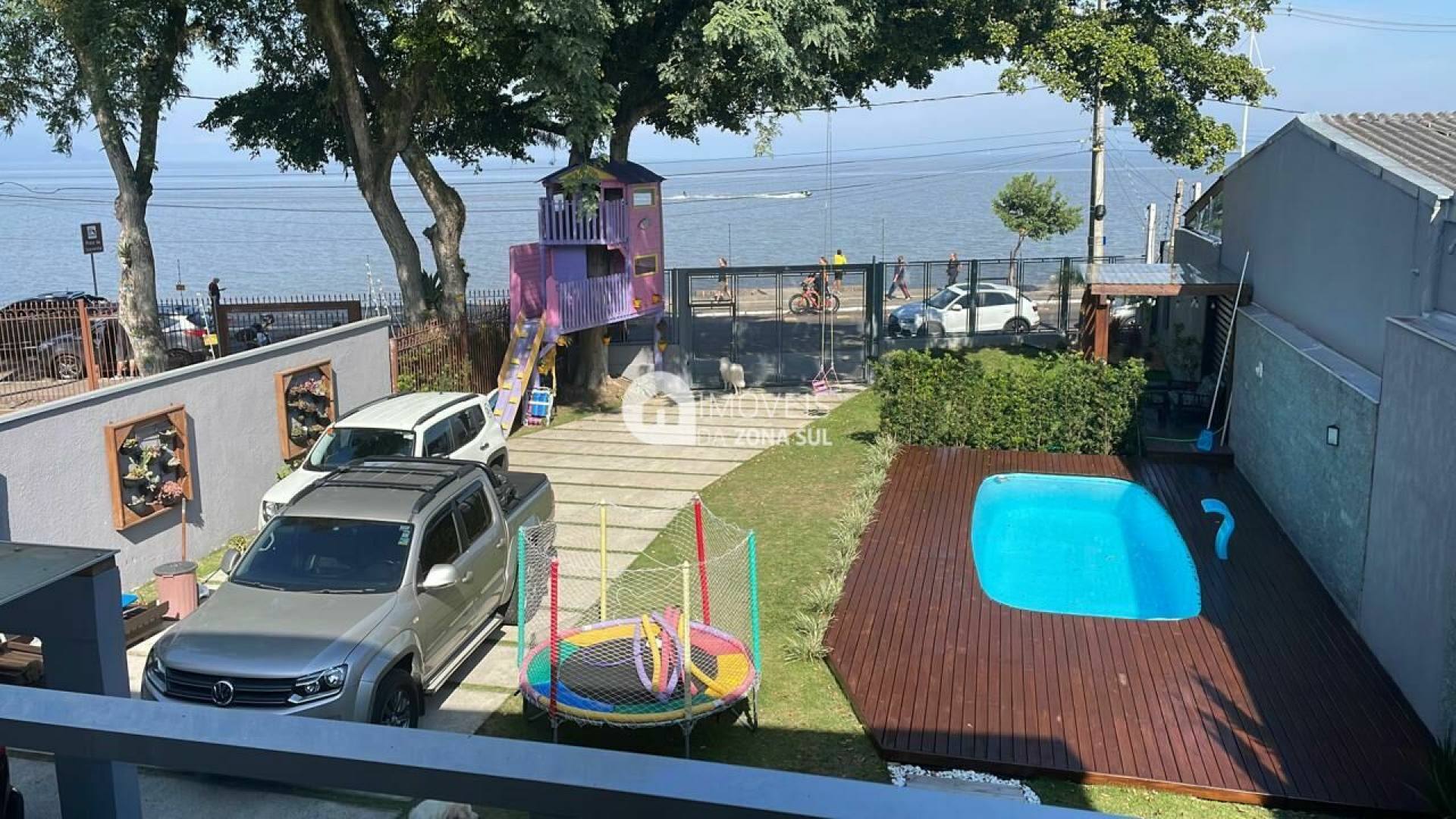 Casa para Vender com 10 vagas de garagem com 4 quartos 6 banheiros 4 suítes no bairro Guarujá em Porto Alegre/RS
