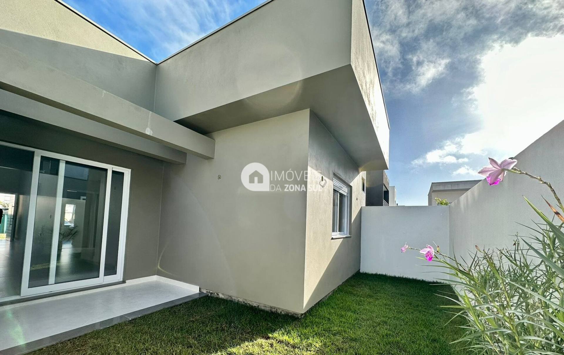Oportunidade Única de Casa Térrea com Pé Direito Duplo em Condomínio Fechado