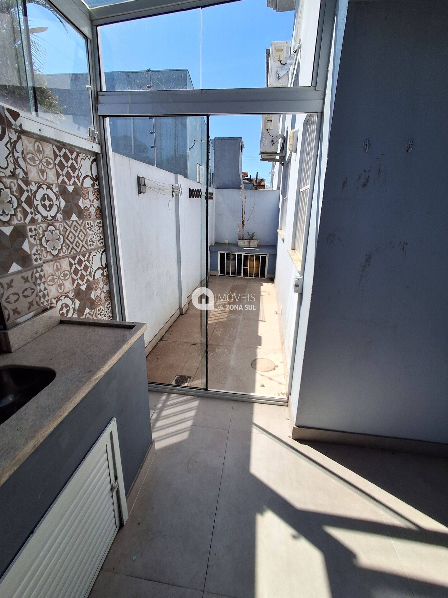 Casa para Vender com 1 vaga de garagem com 3 quartos 3 banheiros 1 suíte no bairro Tristeza em Porto Alegre/RS