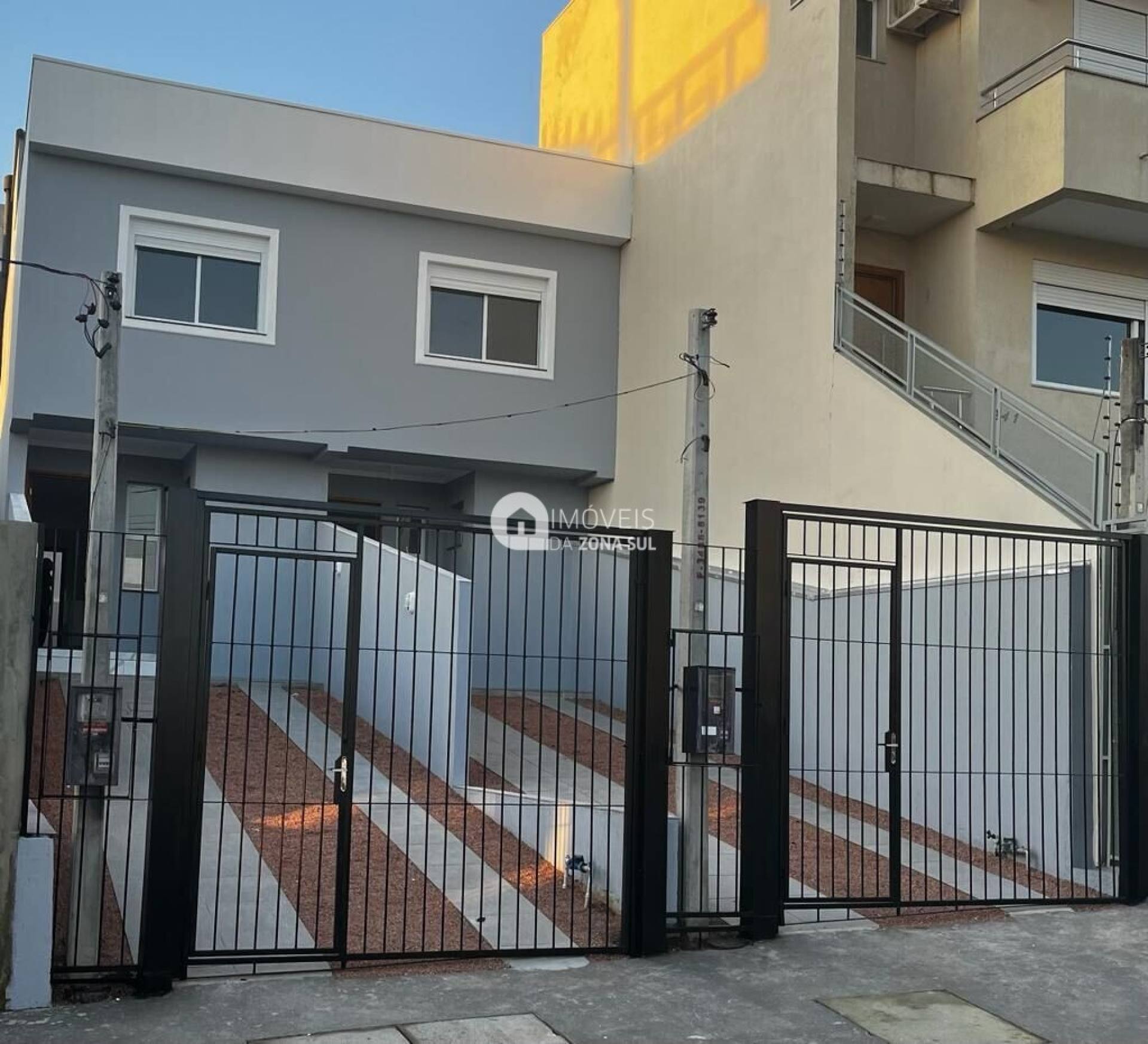 Casa para Vender com 2 vagas de garagem com 2 quartos 3 banheiros 2 suítes no bairro Guarujá em Porto Alegre/RS