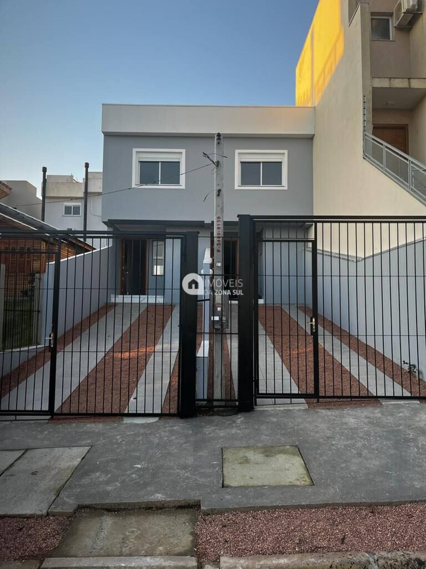 Casa para Vender com 2 vagas de garagem com 2 quartos 3 banheiros 2 suítes no bairro Guarujá em Porto Alegre/RS