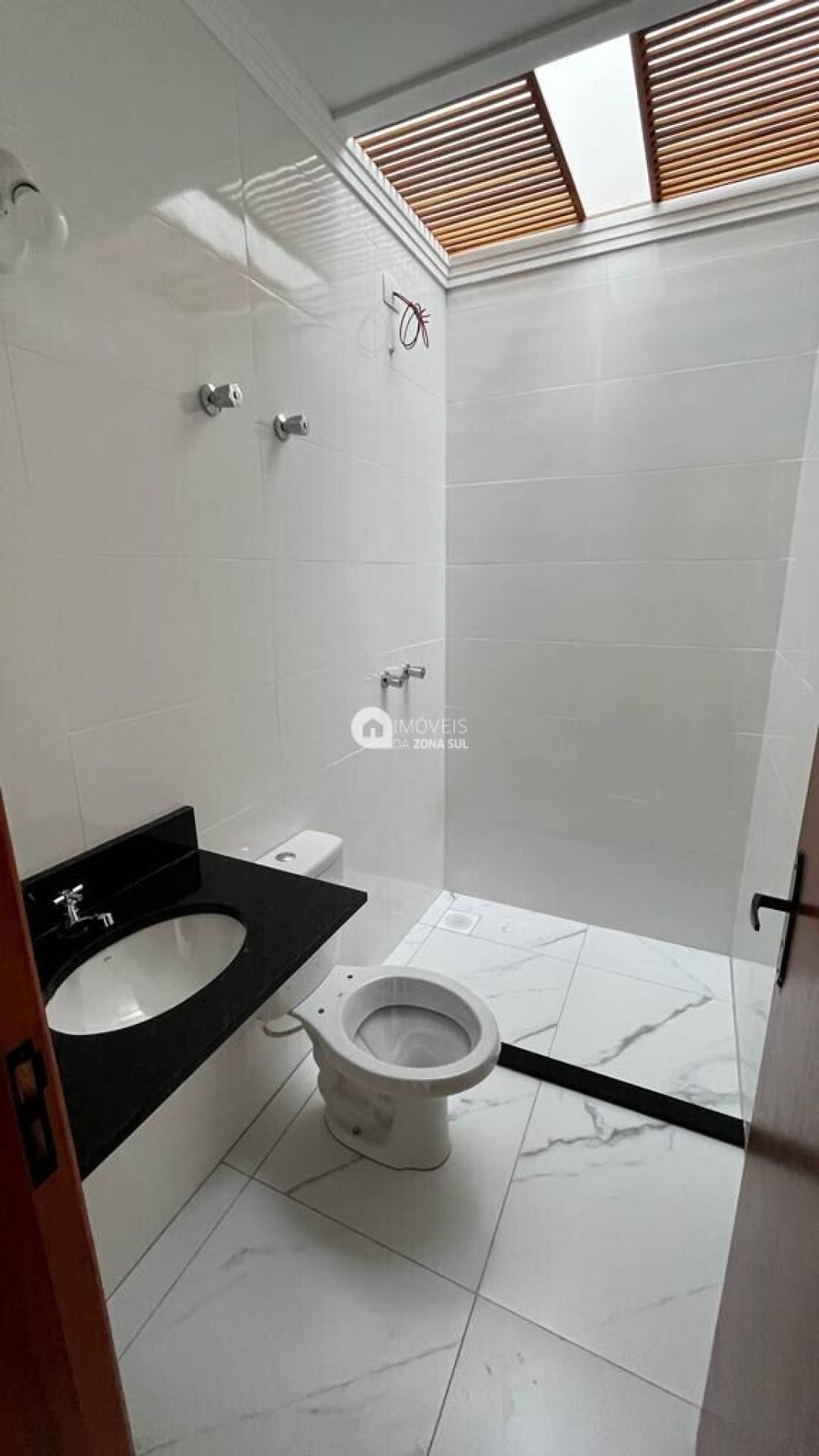 Casa para Vender com 2 vagas de garagem com 2 quartos 3 banheiros 2 suítes no bairro Guarujá em Porto Alegre/RS