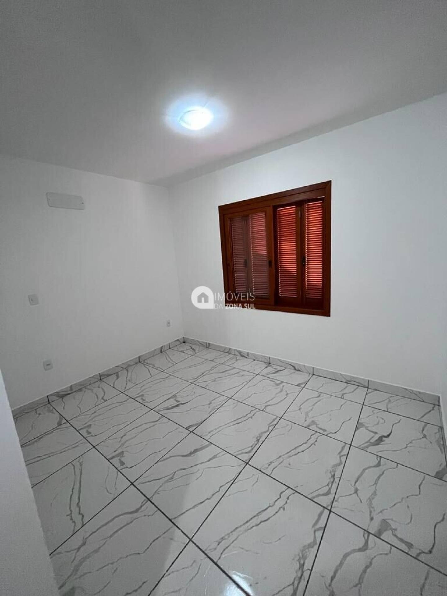Casa para Vender com 2 vagas de garagem com 2 quartos 3 banheiros 2 suítes no bairro Guarujá em Porto Alegre/RS