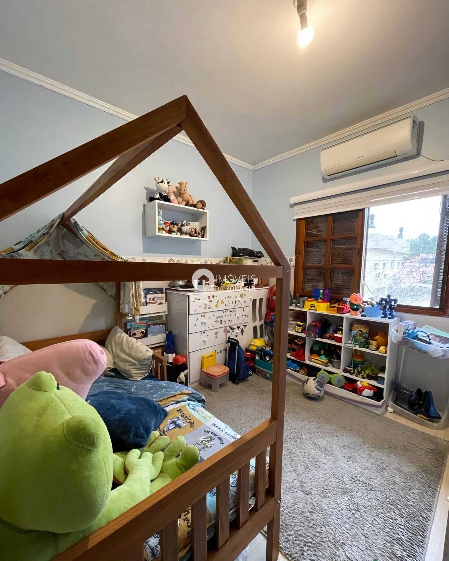Sobrado para Vender com 2 vagas de garagem com 3 quartos 1 banheiro 1 suíte no bairro Hípica em Porto Alegre/RS