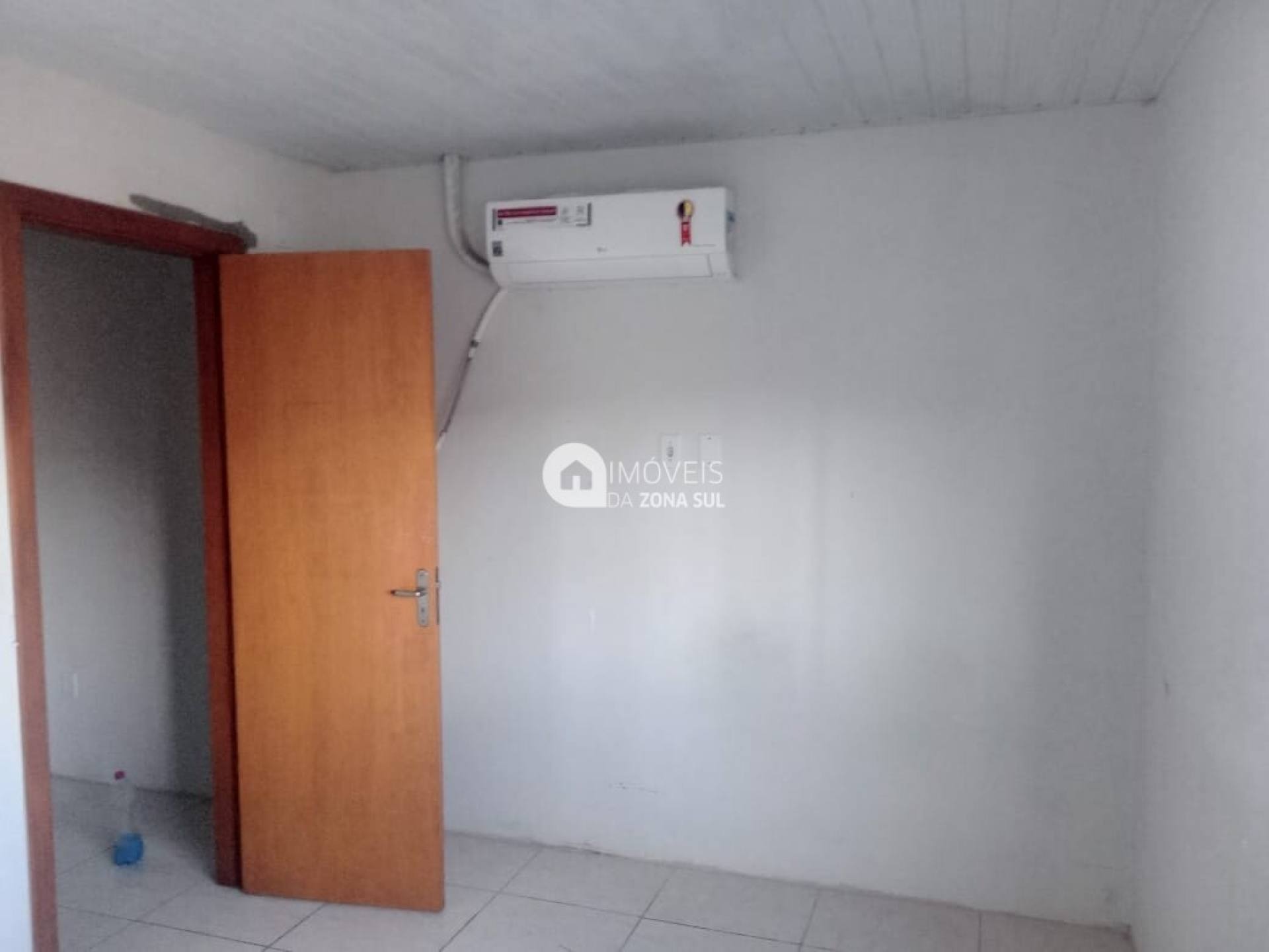 Sobrado para Vender com 1 vaga de garagem com 2 quartos 1 banheiro no bairro Restinga em Porto Alegre/RS