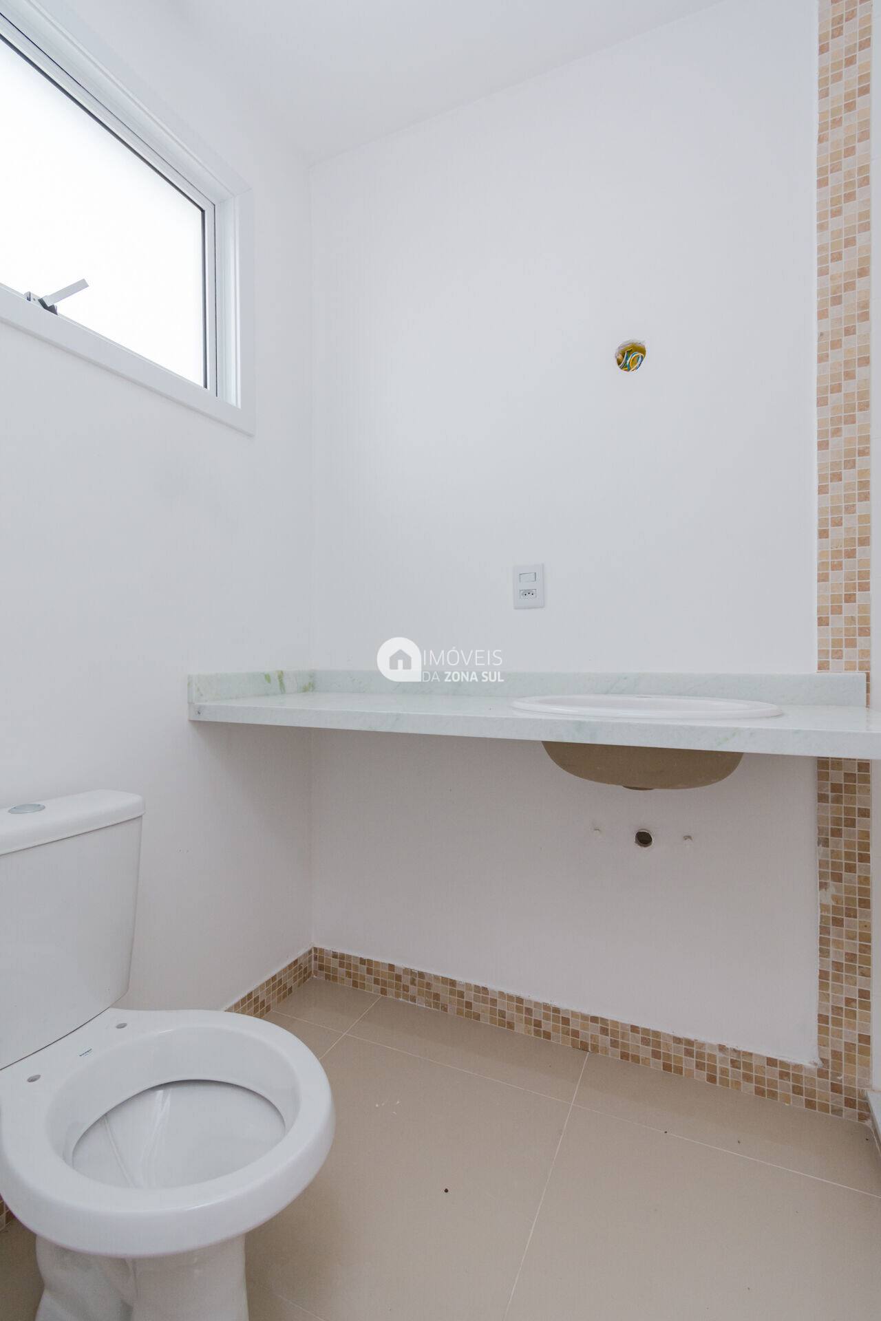 Lindo sobrado de 3 dormitórios, incluindo uma suíte, em uma localização privilegiada no prestigioso Hípica Boulevard
