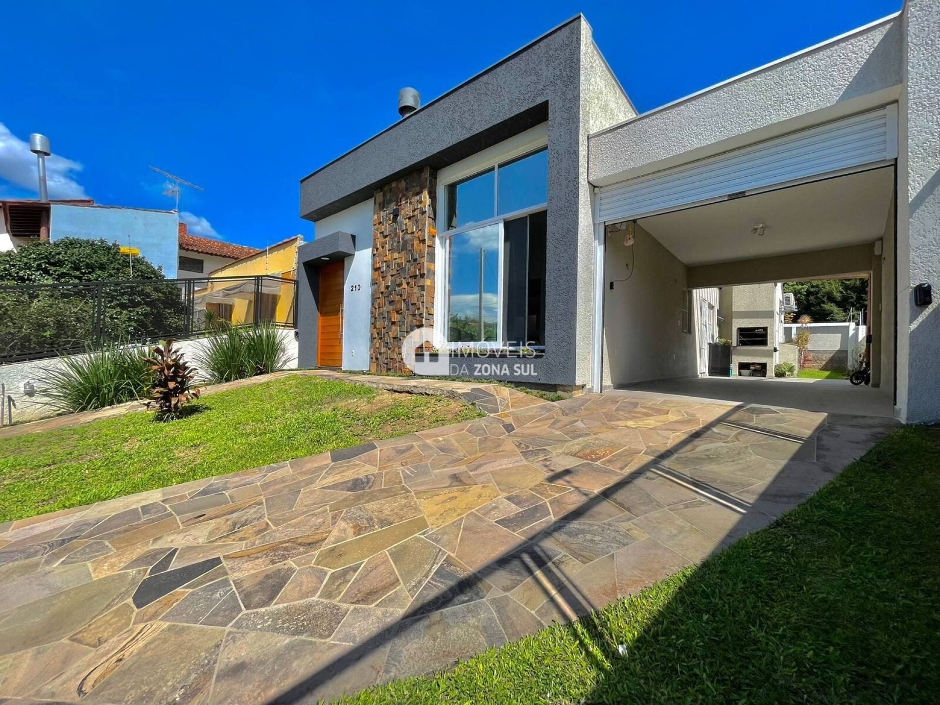 Casa para Vender com 2 vagas de garagem com 3 quartos 3 banheiros 3 suítes no bairro Espírito Santo em Porto Alegre/RS