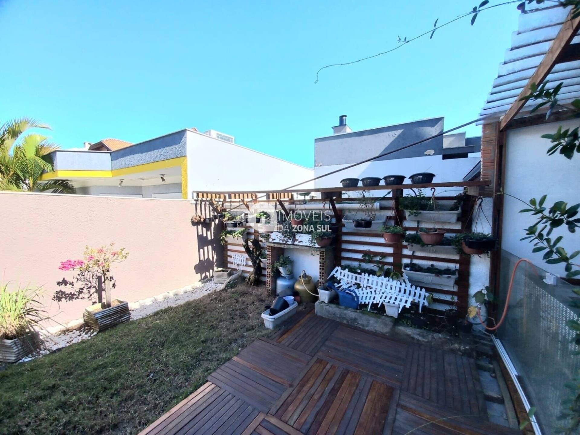Casa para Vender com 2 vagas de garagem com 3 quartos 2 banheiros 1 suíte no bairro Hípica em Porto Alegre/RS