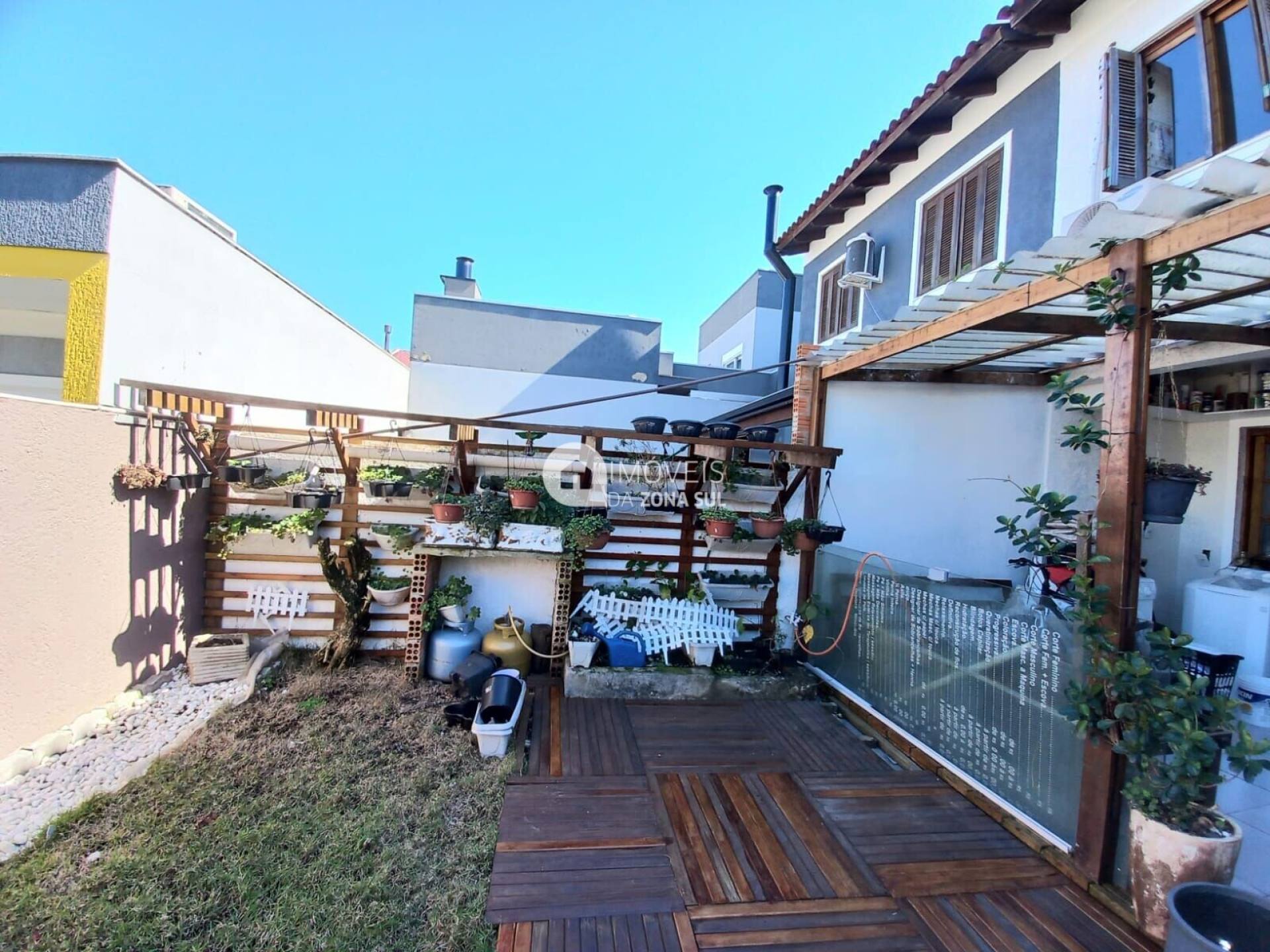 Casa para Vender com 2 vagas de garagem com 3 quartos 2 banheiros 1 suíte no bairro Hípica em Porto Alegre/RS