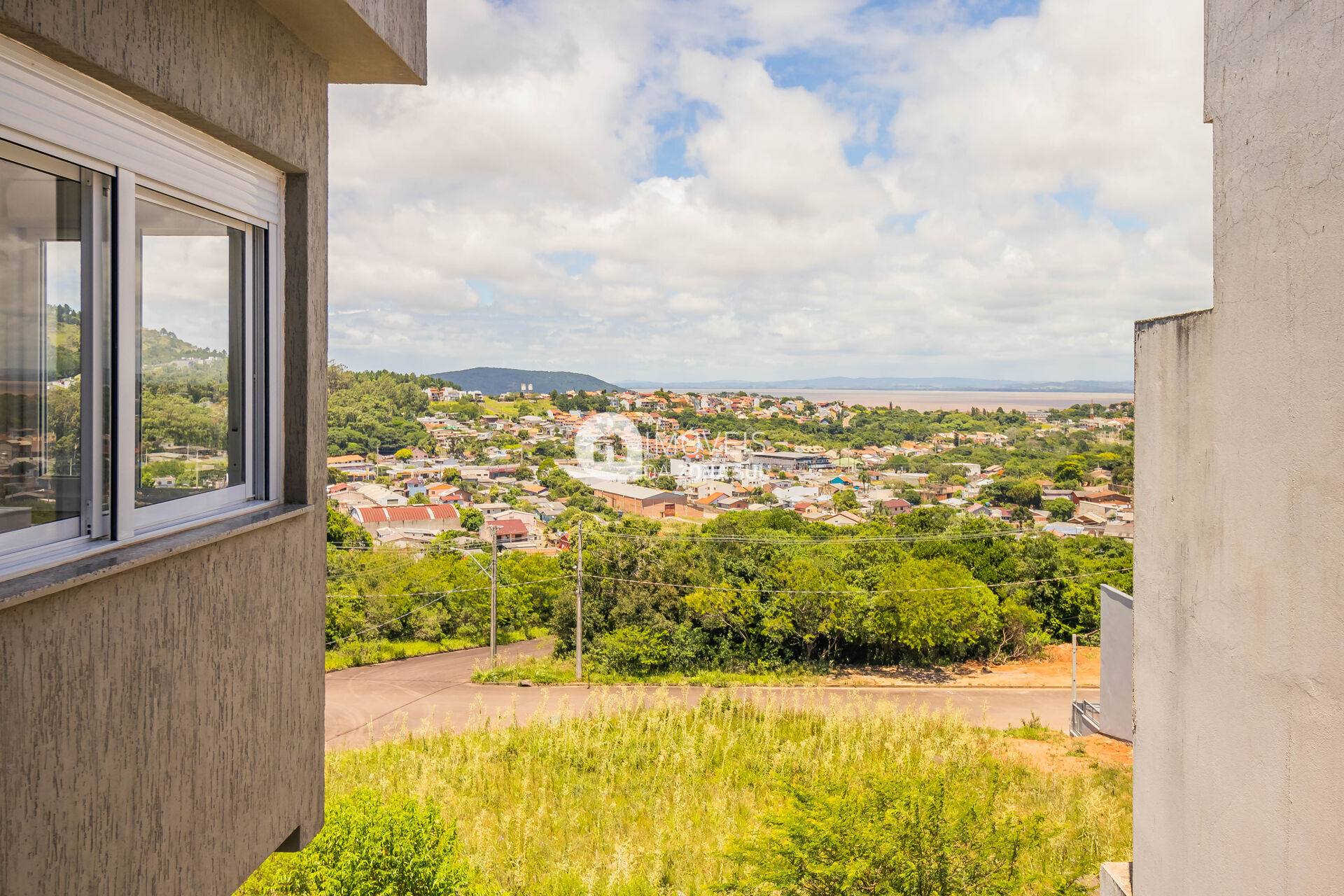 Sobrado para Vender com 2 vagas de garagem com 3 quartos 2 banheiros 1 suíte no bairro Campo Novo em Porto Alegre/RS