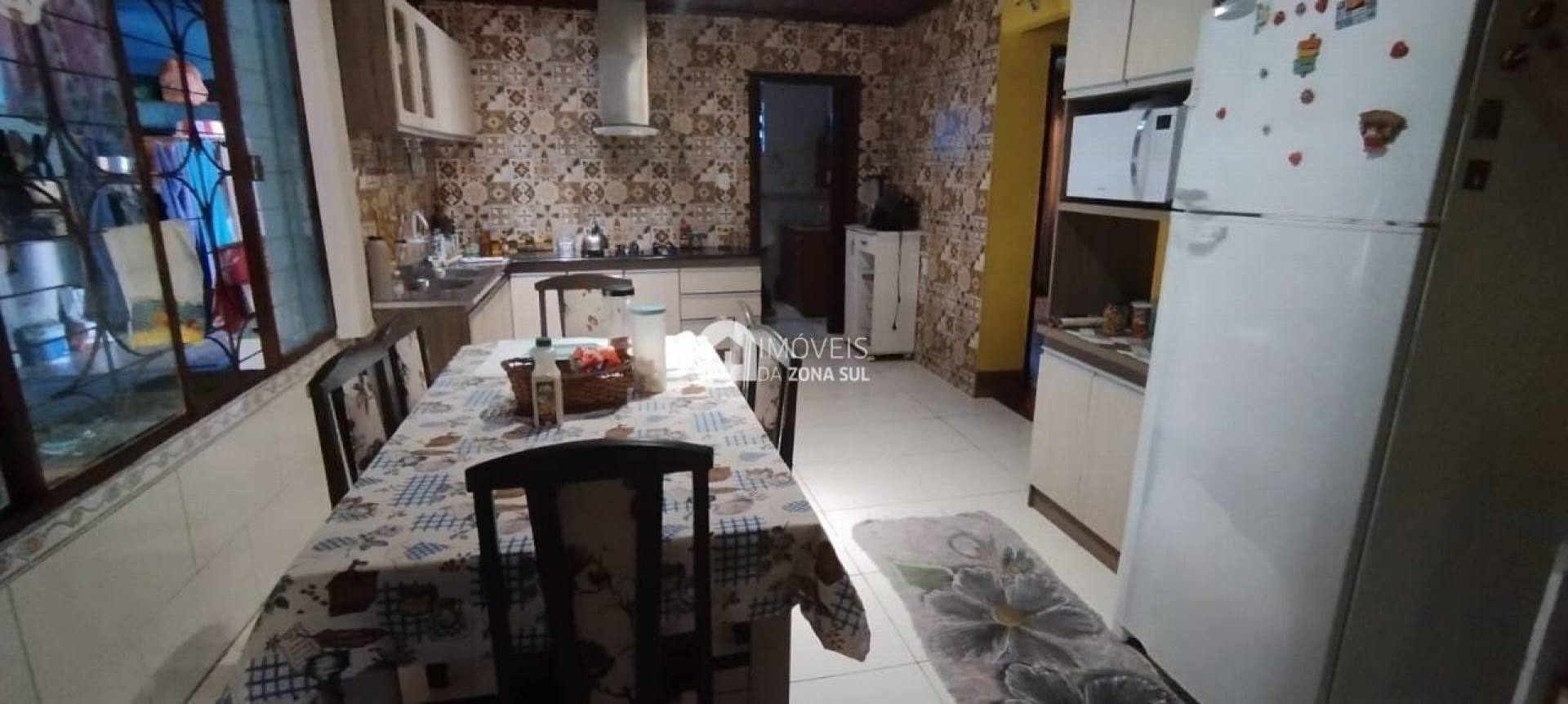 Casa para Vender com 3 vagas de garagem com 4 quartos 2 banheiros no bairro Restinga em Porto Alegre/RS