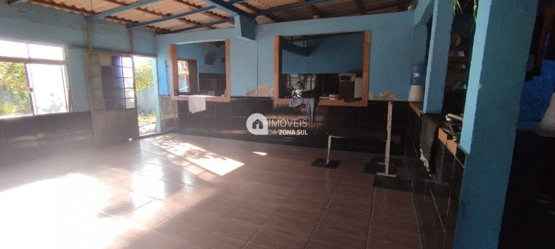 Casa para Vender com 3 vagas de garagem com 4 quartos 2 banheiros no bairro Restinga em Porto Alegre/RS