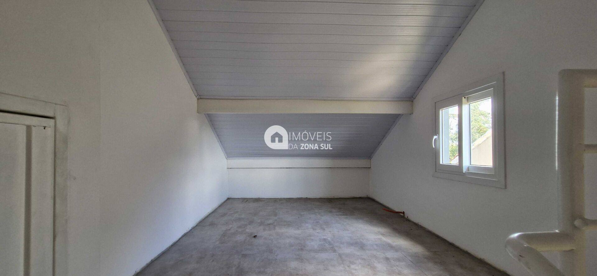 Sobrado para Vender com 2 vagas de garagem com 2 quartos 3 banheiros 1 suíte no bairro Camaquã em Porto Alegre/RS