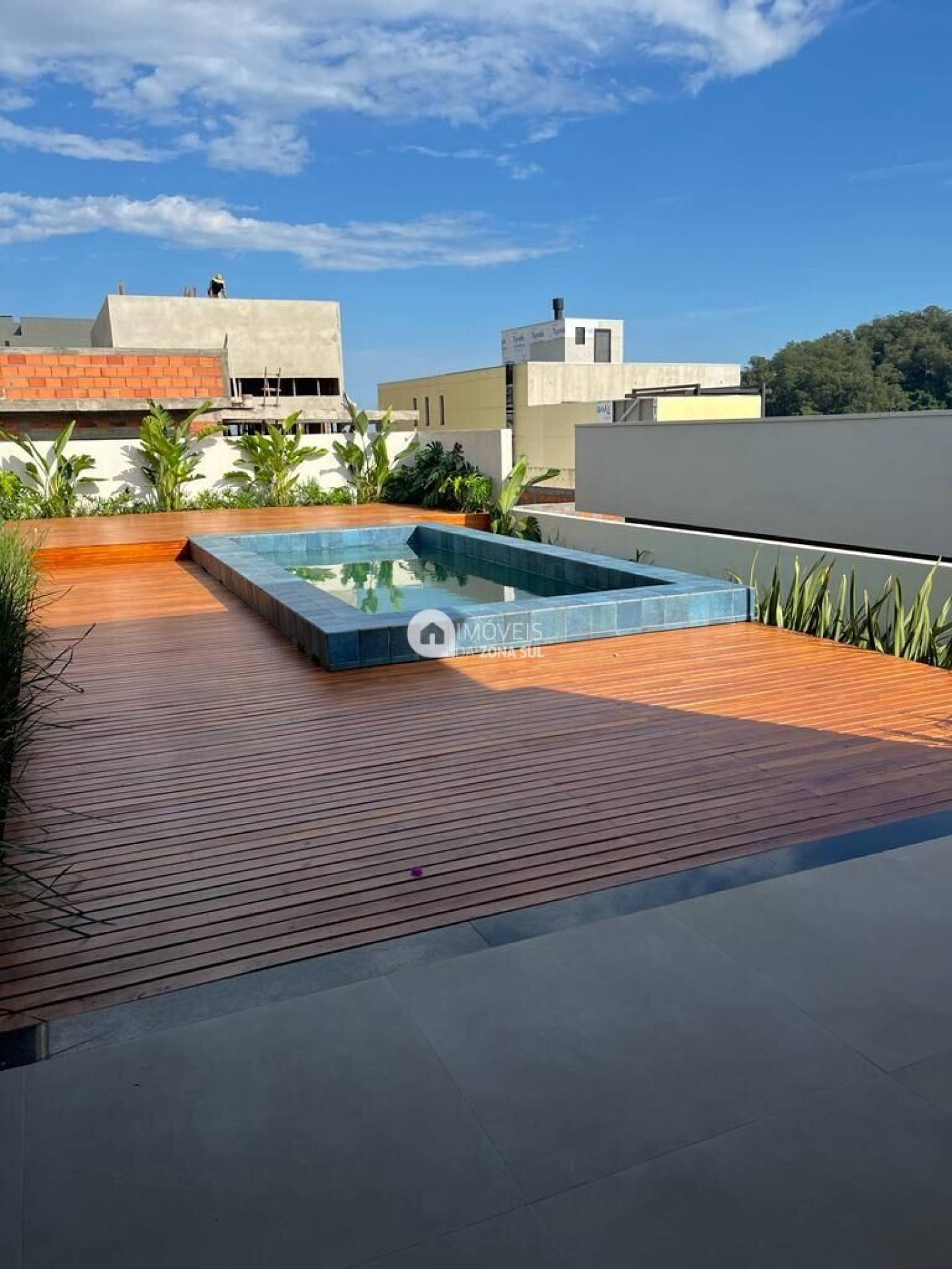 Casa para Vender com 4 vagas de garagem com 4 quartos 5 banheiros 4 suítes no bairro Vila Nova em Porto Alegre/RS