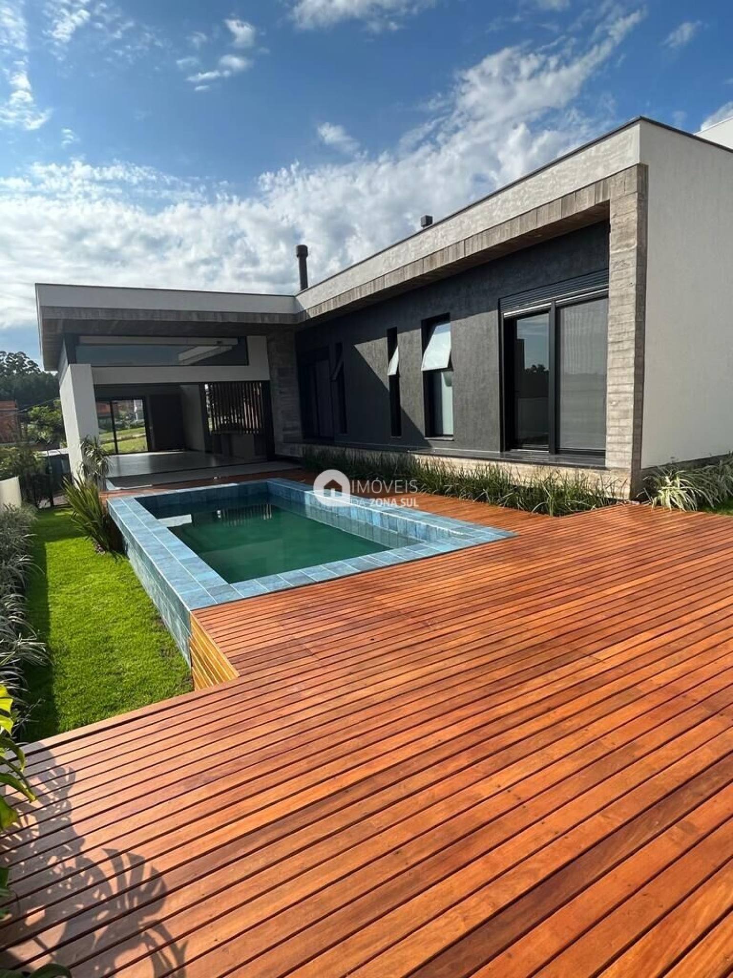 Casa para Vender com 4 vagas de garagem com 4 quartos 5 banheiros 4 suítes no bairro Vila Nova em Porto Alegre/RS