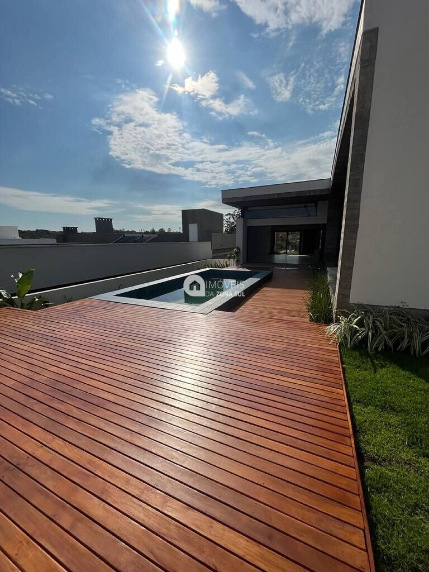 Casa para Vender com 4 vagas de garagem com 4 quartos 5 banheiros 4 suítes no bairro Vila Nova em Porto Alegre/RS