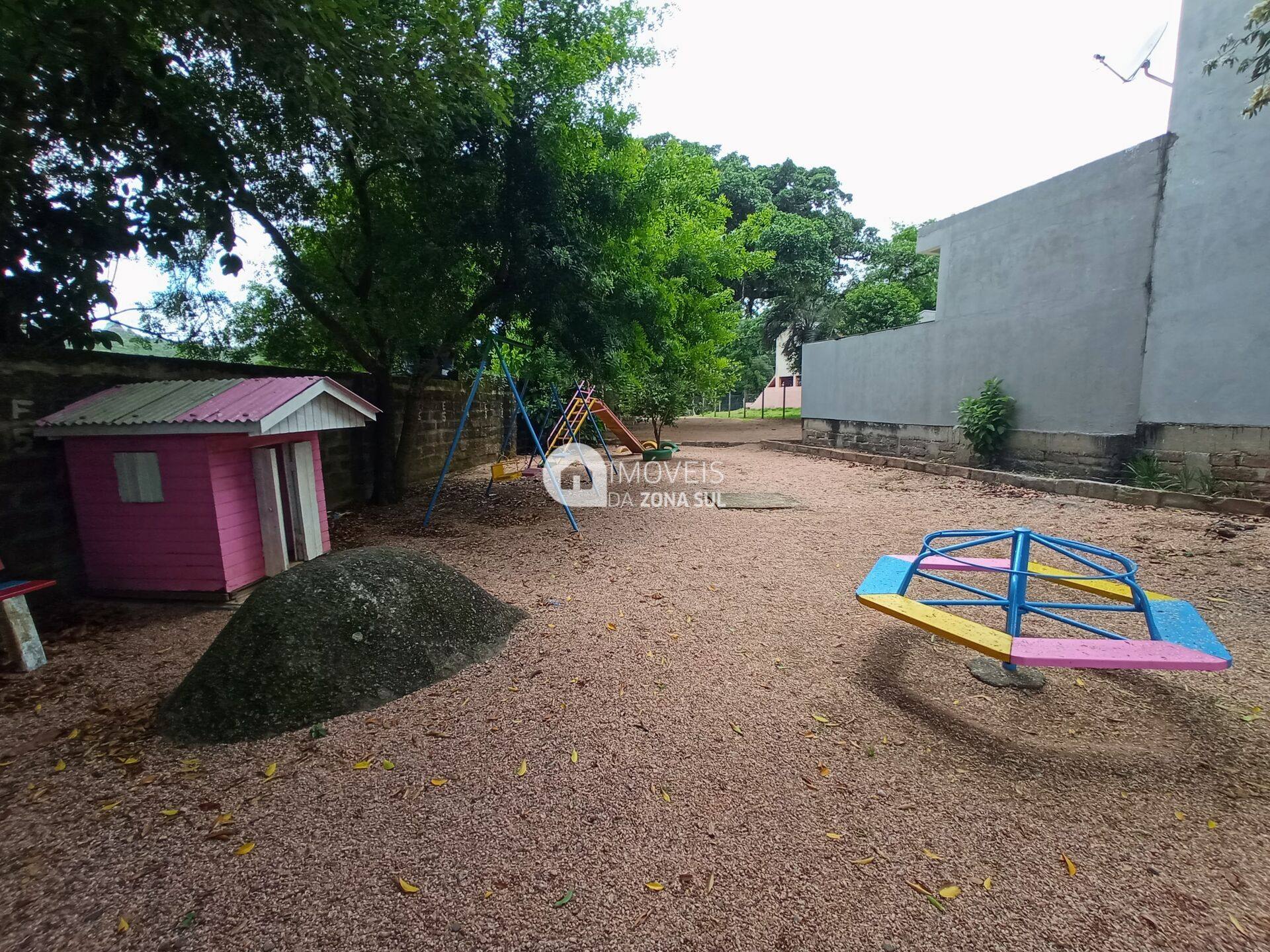 Ótimo Sobrado de 260m² em condomínio Fechado no Bairro Belém Velho