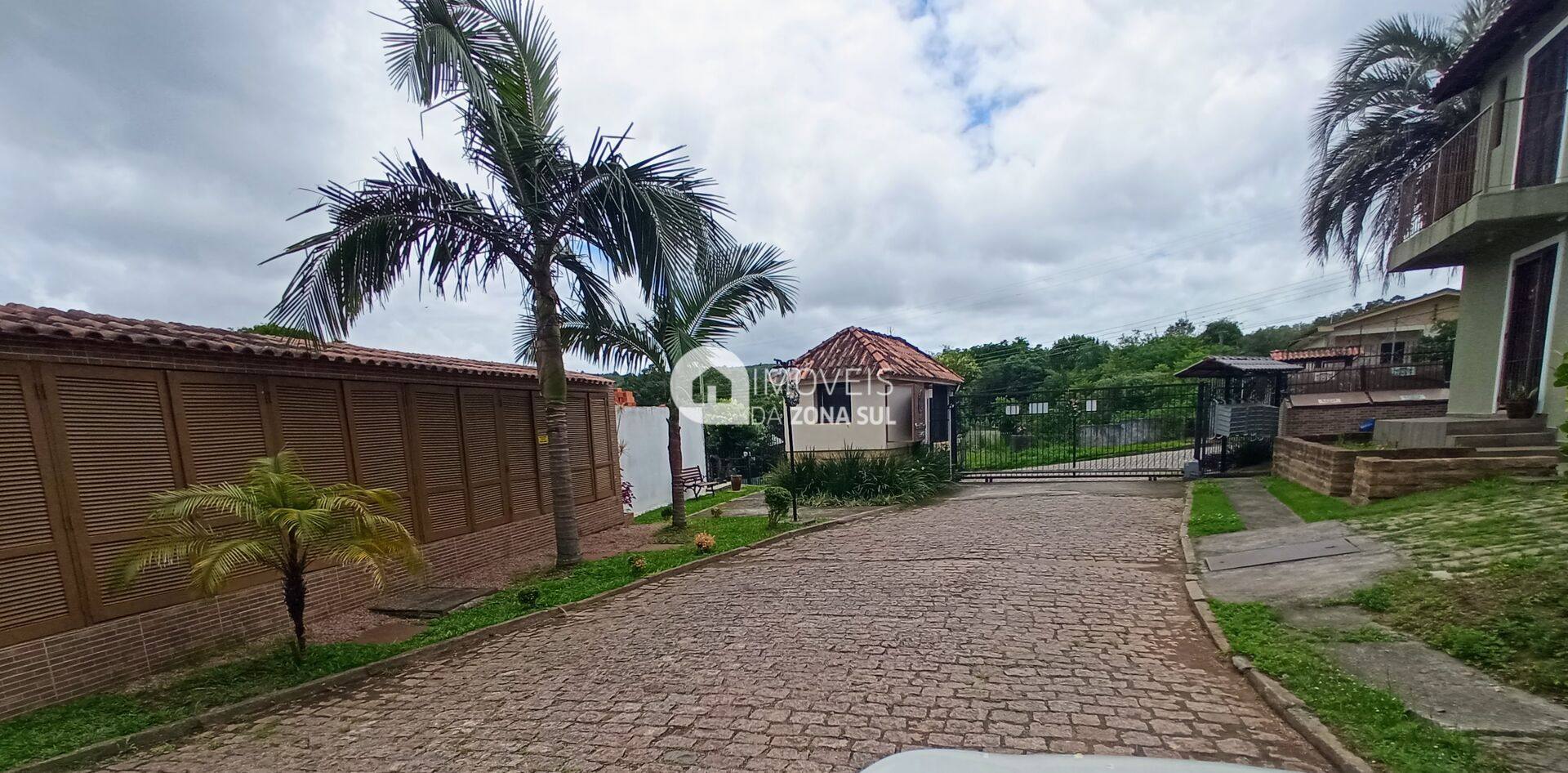 Ótimo Sobrado de 260m² em condomínio Fechado no Bairro Belém Velho