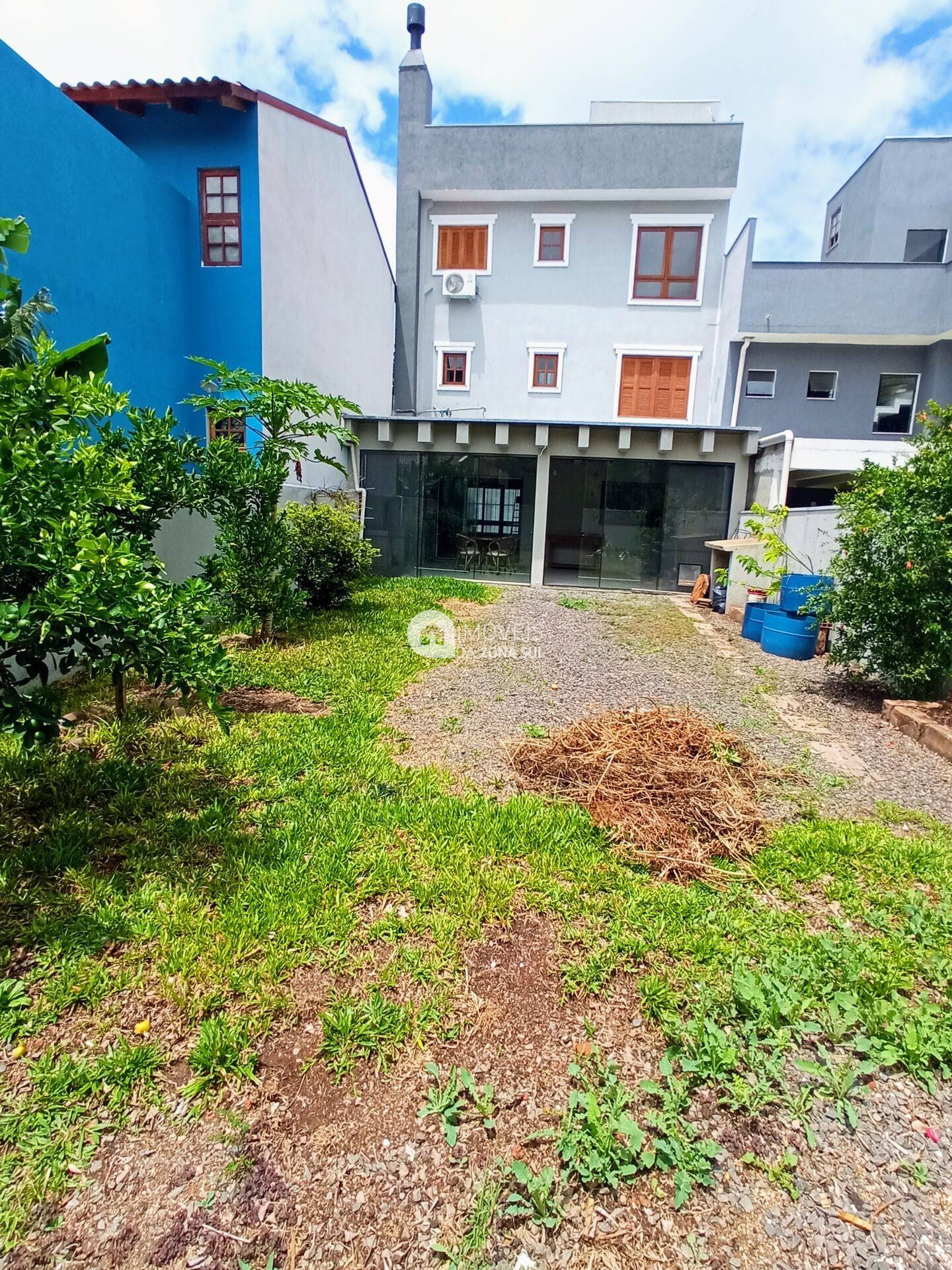 Ótimo Sobrado de 260m² em condomínio Fechado no Bairro Belém Velho