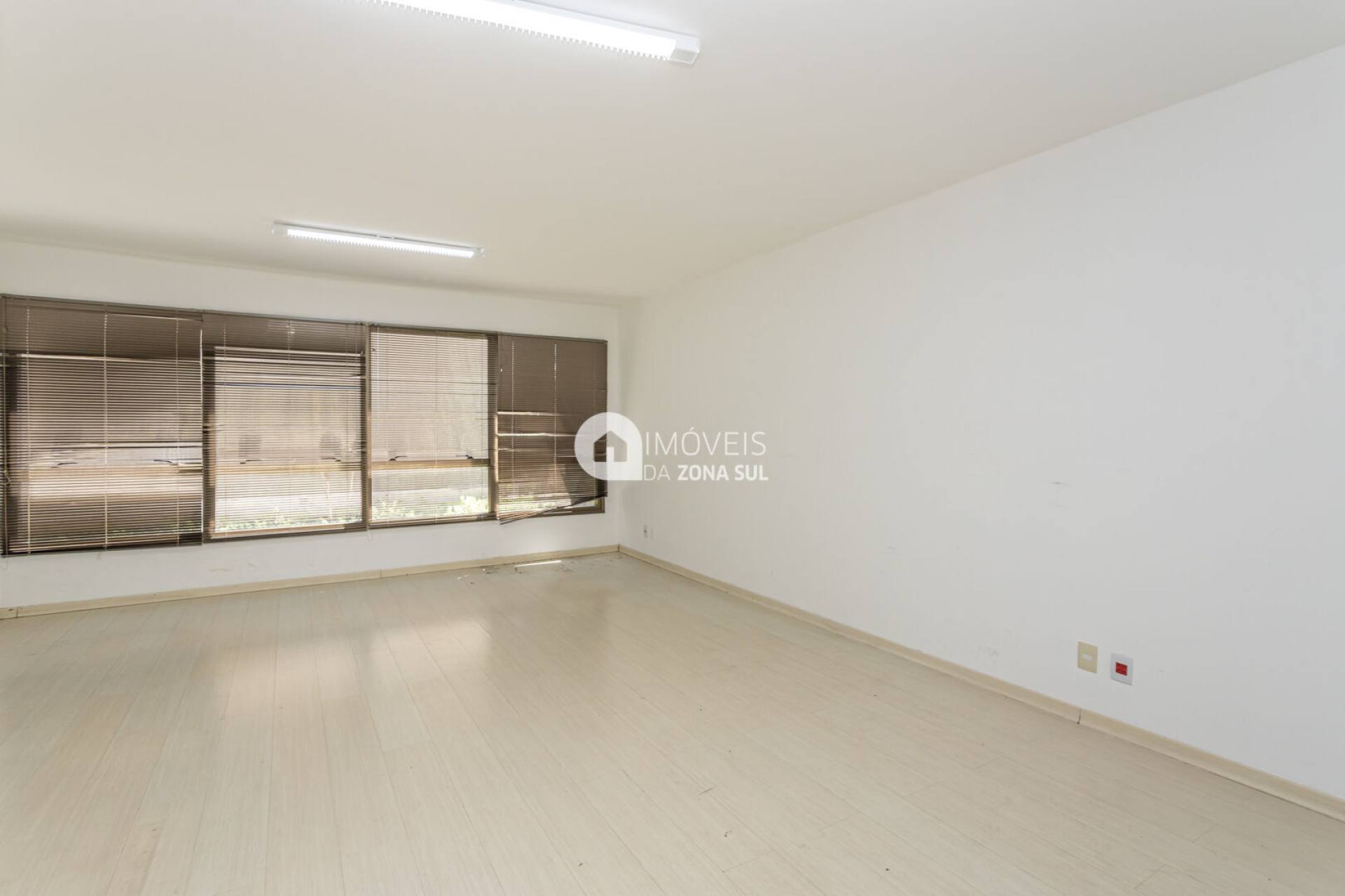 Sala para Alugar com 1 vaga de garagem no bairro Tristeza em Porto Alegre/RS