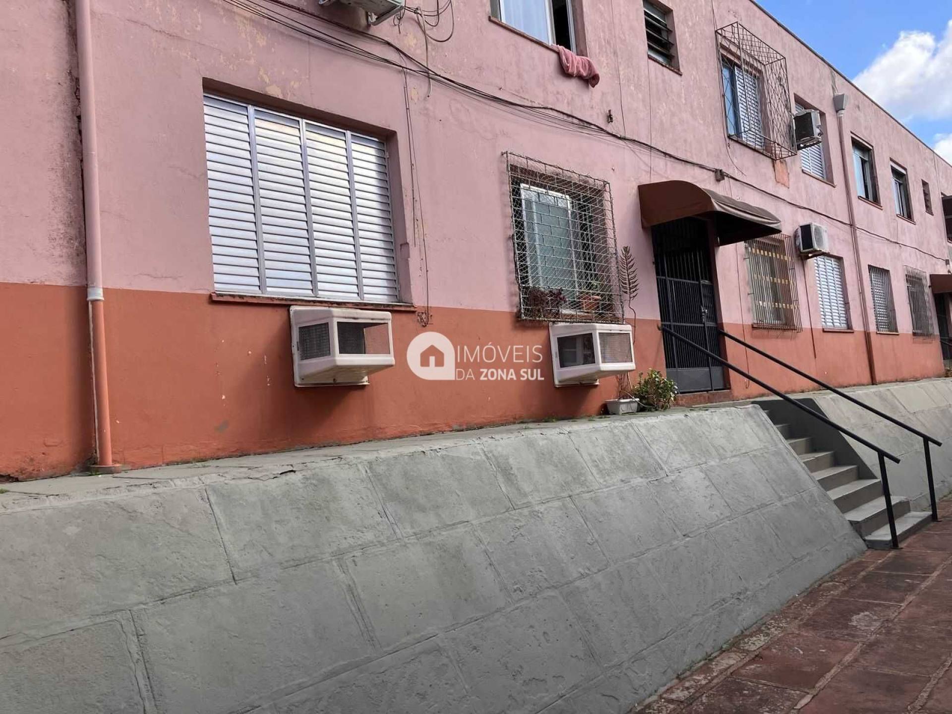 Apartamento Térreo com 2 Dormitórios na Orfanatrófio